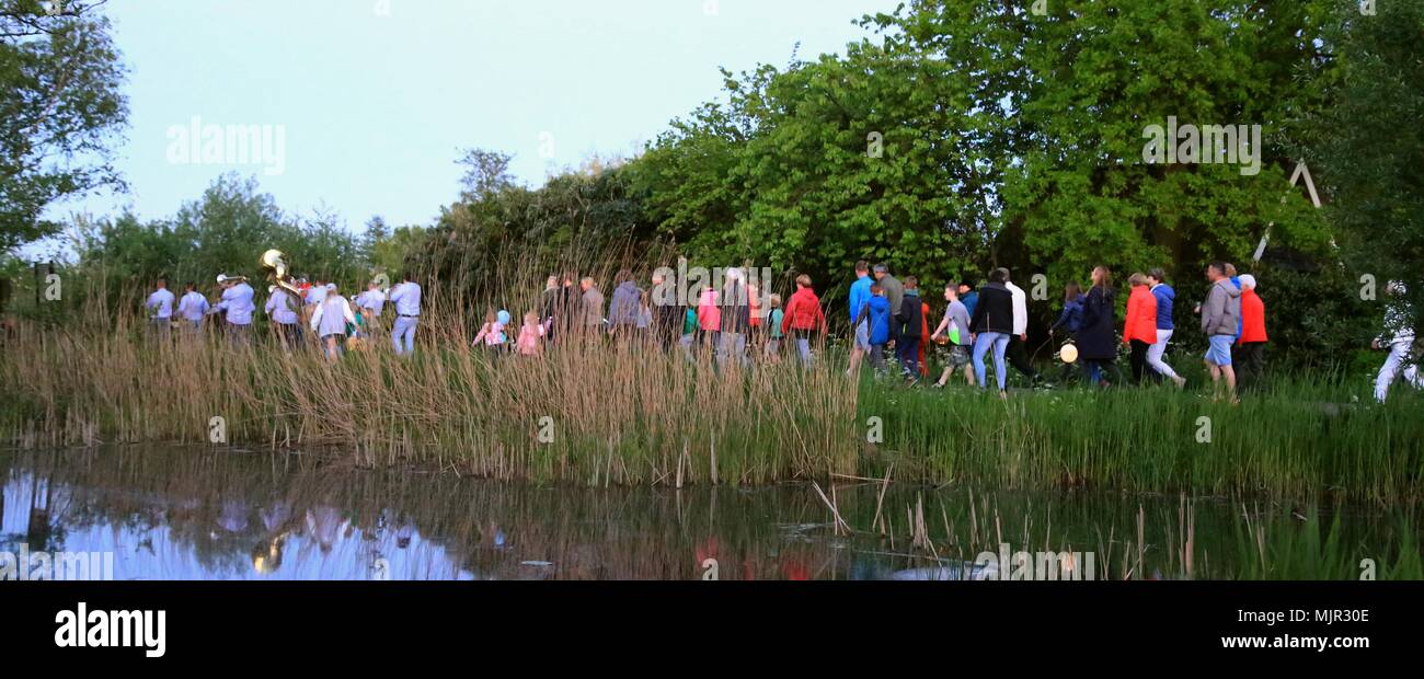 Tienhoven, los Países Bajos, el 4 de mayo de 2018. Día Nacional de Recordación en la procesión de Tienhoven cruzando la Dwarsdijk hacia De Trouwe lampions Wachter Mill, con música y fanfarria en sundawn. Crédito: Catchlight Servicios Visuales/Alamy Live News Foto de stock