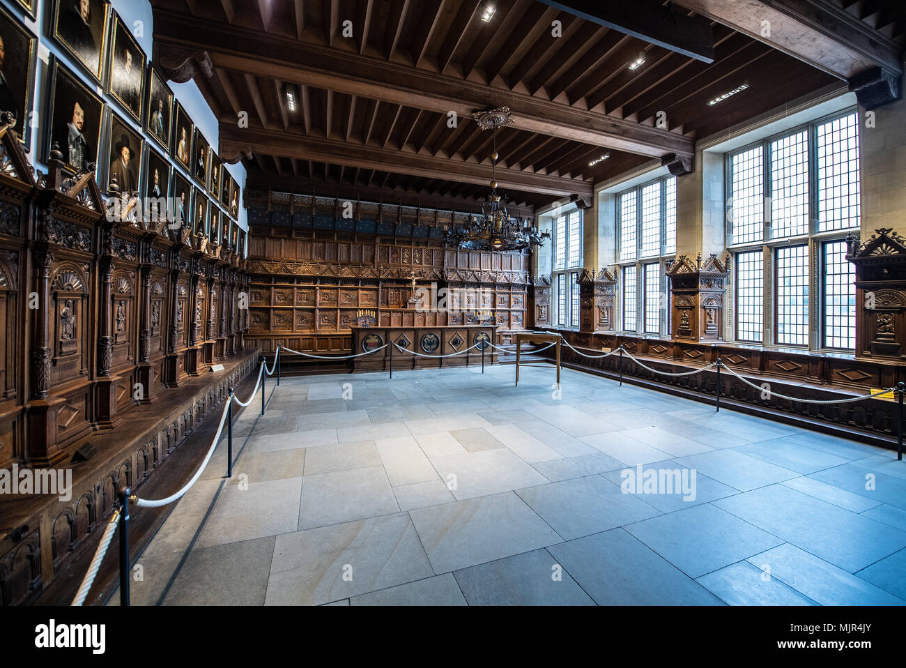 26 de abril de 2018, Münster, Alemania: En el hall de la paz dentro del histórico ayuntamiento, es de alrededor de 10 x 15 m. Es todo con paneles de madera en el estilo del Renacimiento. El piso en contraste con el cálido color de la madera de las paredes, azulejos de color gris. Los revestimientos en los lados largos de la sala, el muro occidental y el muro oriental de la ventana, creado en 1577, puede verse a partir de un relleno en el frente de la puerta de la sala. Foto: Guido Kirchner/dpa Foto de stock