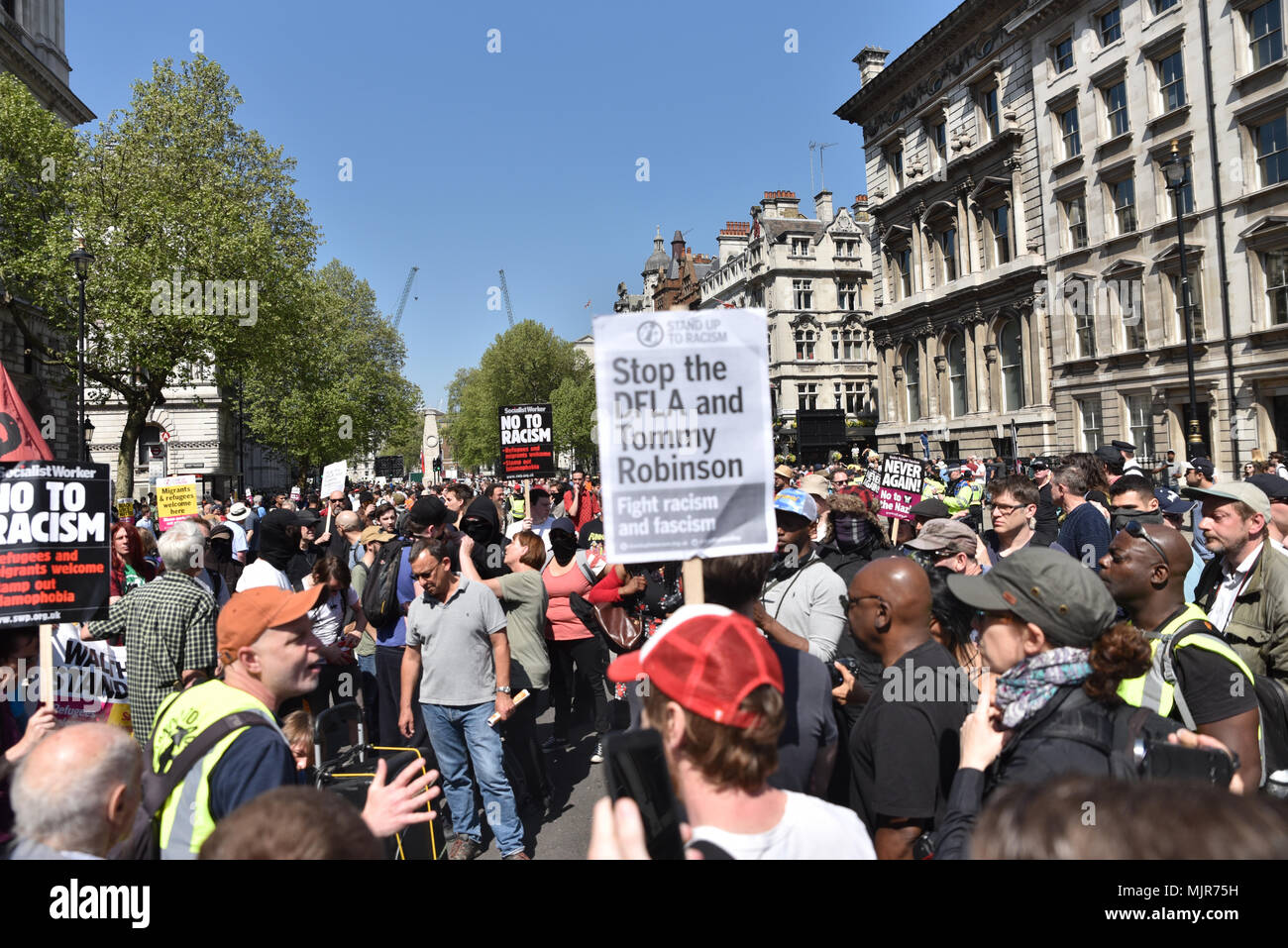Whitehall, Londres, Reino Unido. El 6 de mayo de 2018. Antifascistas protestando contra el evento se mantienen separadas del DFLA. Los chicos de fútbol Alianza Democrática (DFLA), 'Día de la libertad' El evento se celebra en Whitehall. Foto de stock