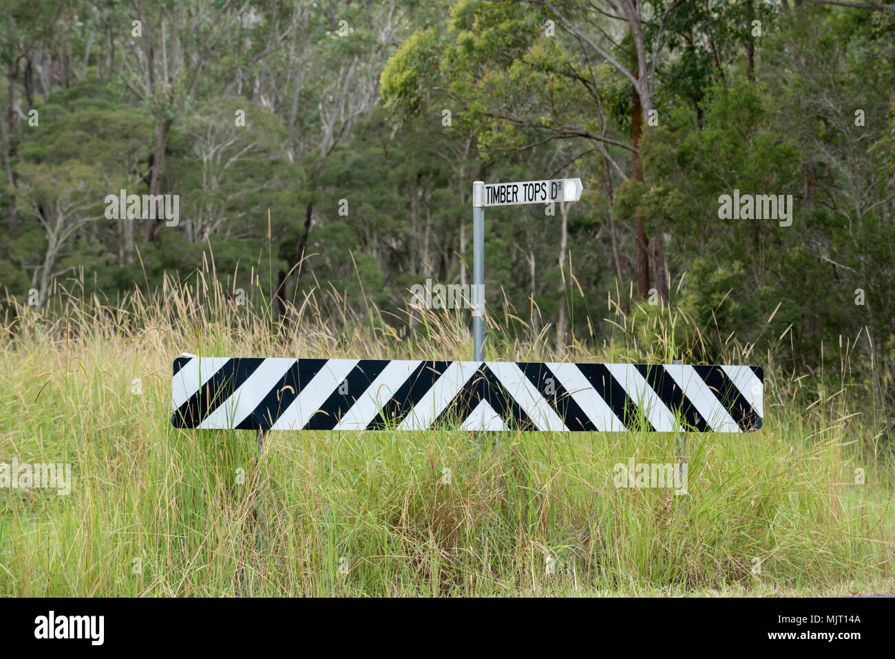 Un final de la calle barrera reflector firmar y calle signo de madera Tops Dr cerca Failford NSW en la mitad norte de la costa de Australia Foto de stock