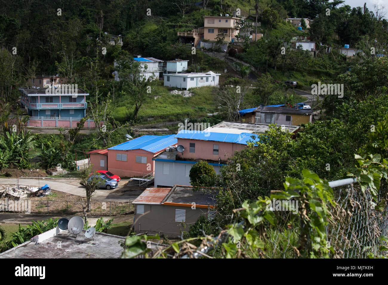 Los techos azules son visibles el 26 de diciembre sobre las casas en