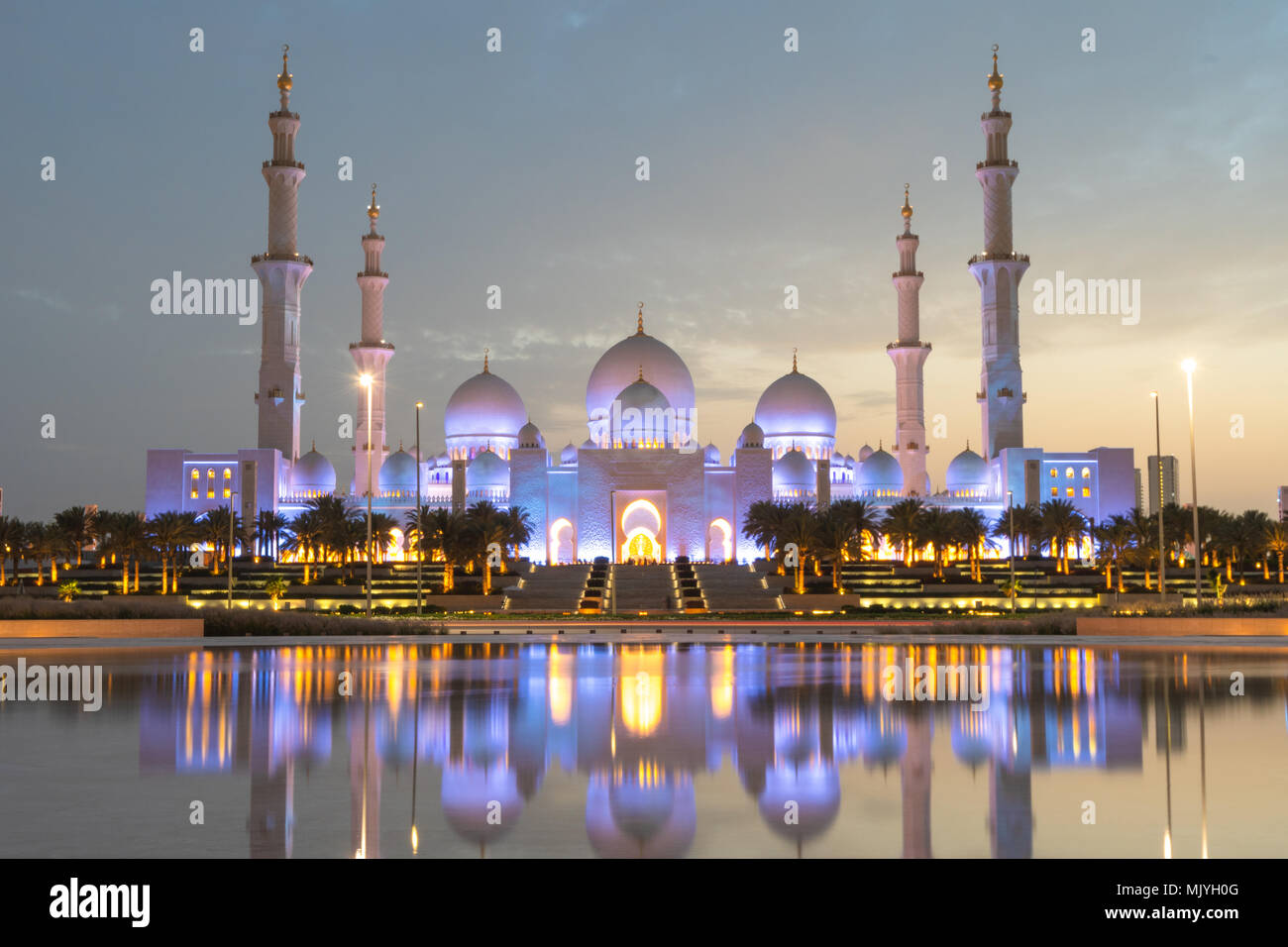 Gran Mezquita de Sheikh Zayed, en Abu Dhabi, capital de los Emiratos Árabes Unidos. Mezquita es construida de mármol blanco italiano. La reflexión en el lago Foto de stock