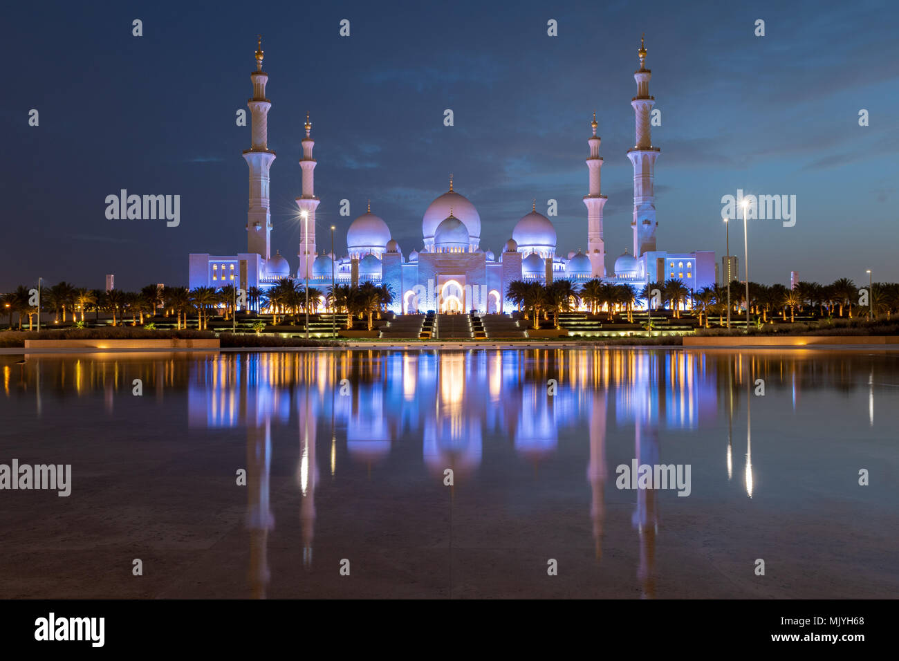 Gran Mezquita de Sheikh Zayed, en Abu Dhabi, capital de los Emiratos Árabes Unidos. Mezquita es construida de mármol blanco italiano. La reflexión en el lago Foto de stock