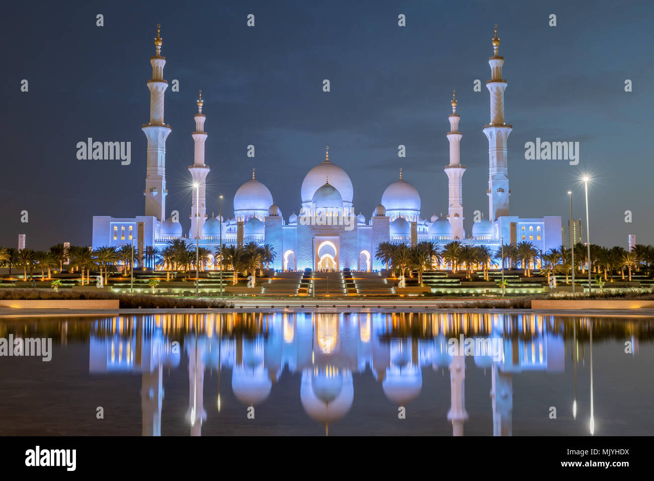 Gran Mezquita de Sheikh Zayed, en Abu Dhabi, capital de los Emiratos Árabes Unidos. Mezquita es construida de mármol blanco italiano. La reflexión en el lago Foto de stock