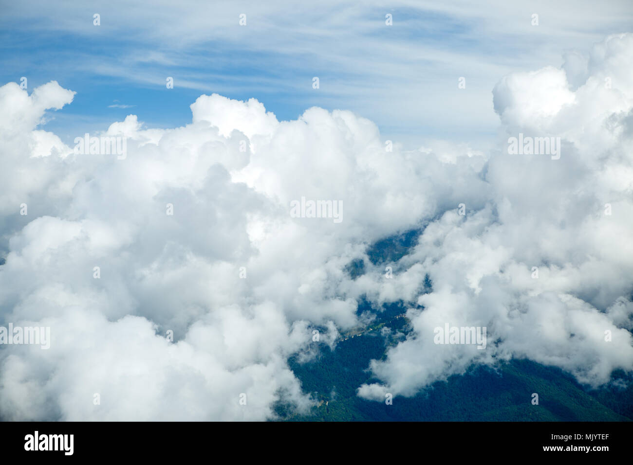 Foto arriba de cielo nublado Fotografía de stock - Alamy