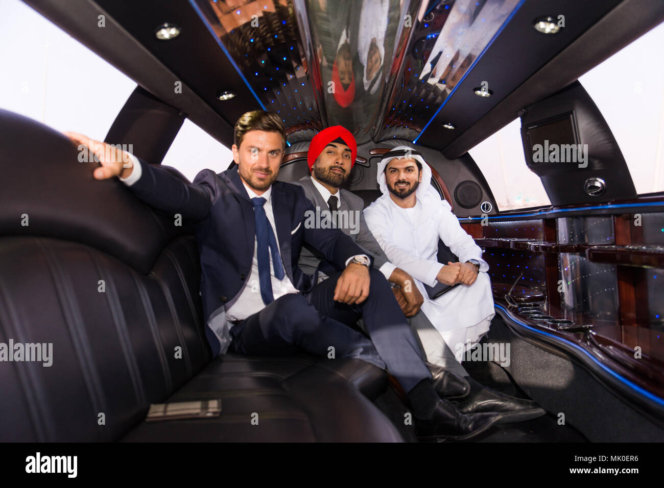 Reunión del equipo de negocios multiétnica al aire libre - Tres empresarios...