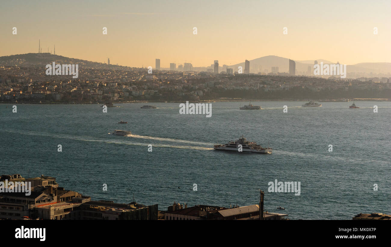 Vista panorámica de la parte asiática de Estambul y el Bósforo Foto de stock