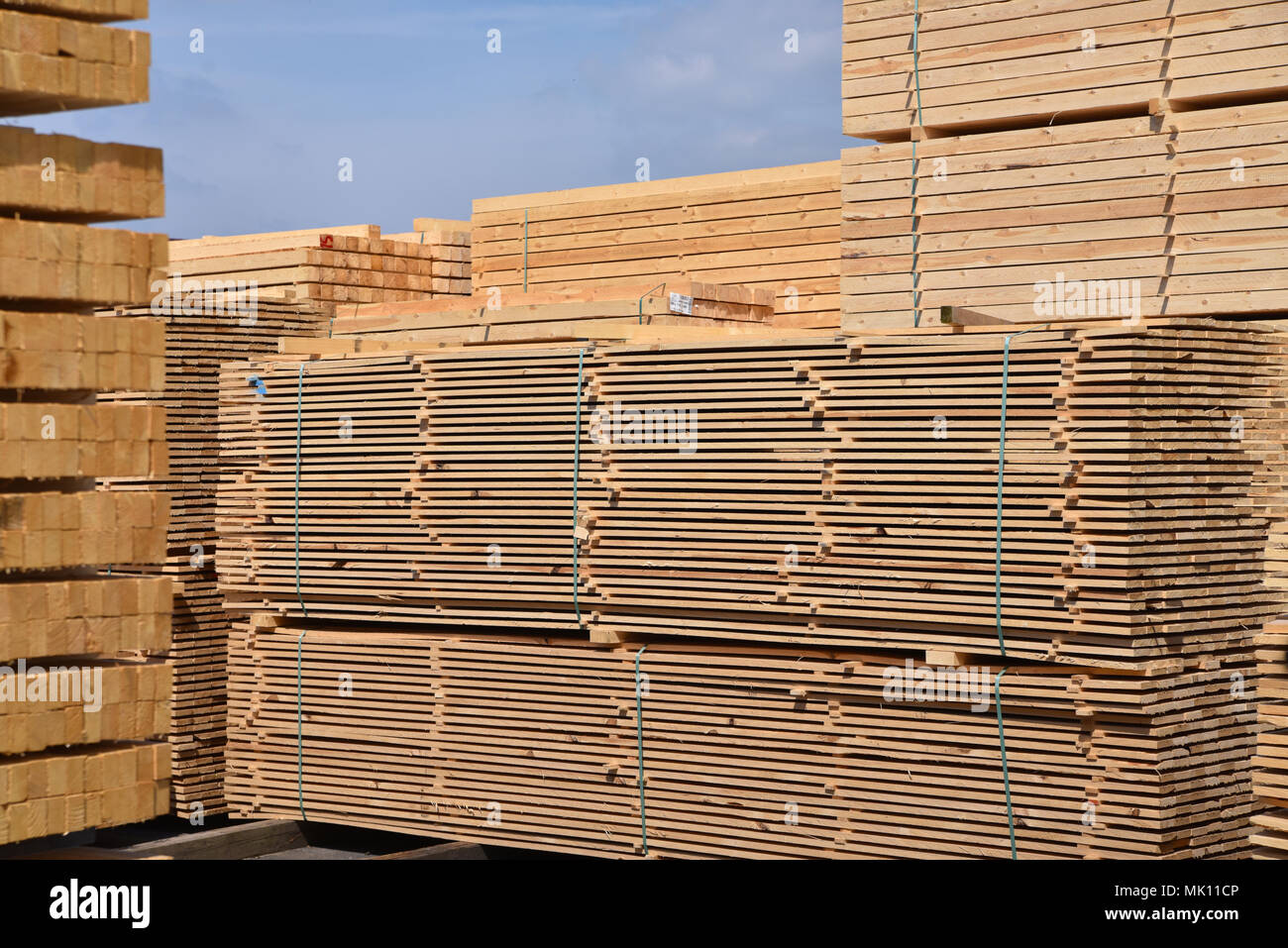 La planta industrial aserradero - Almacenamiento de tablas de madera Foto de stock