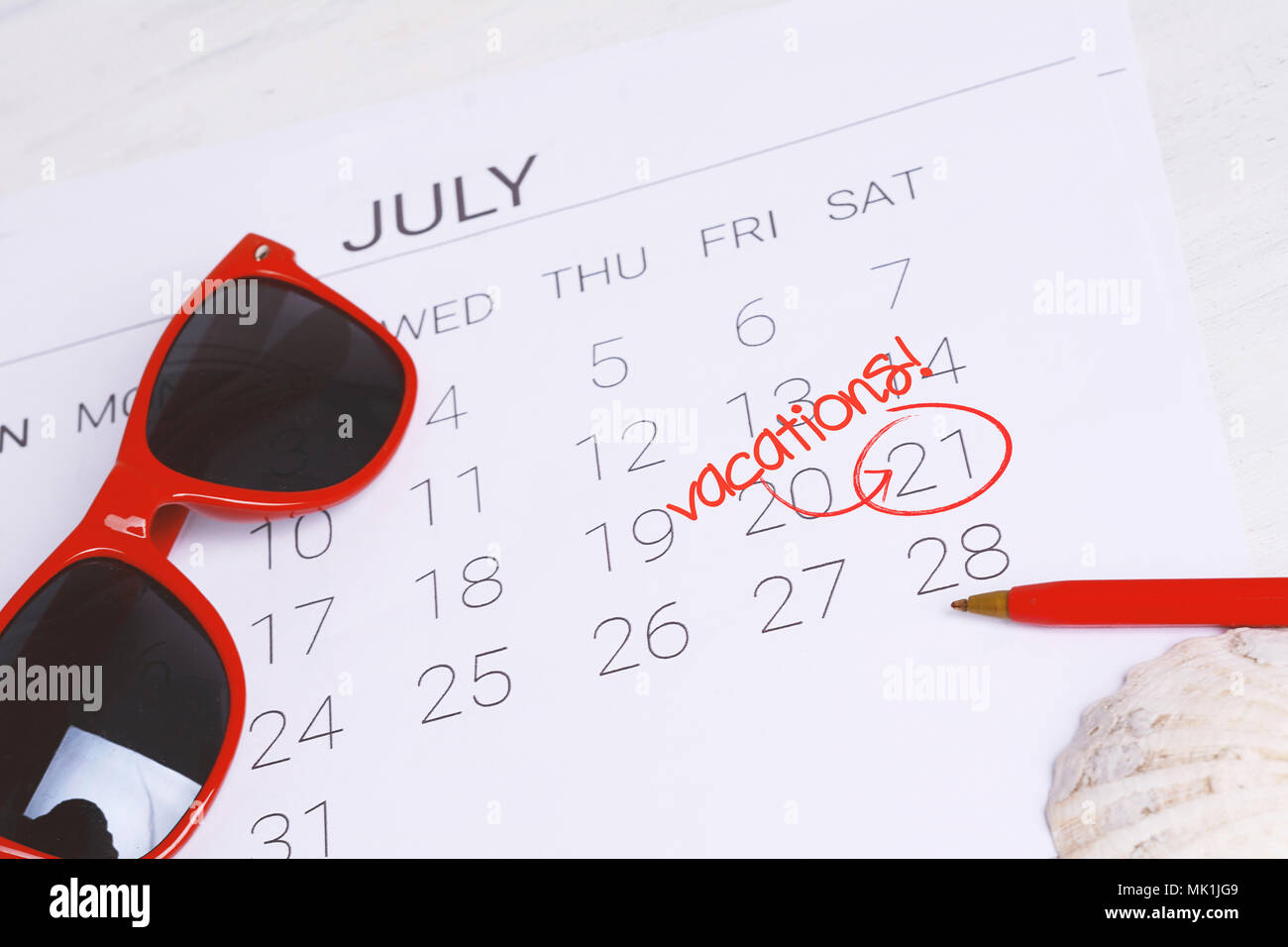 Calendario de verano con verano accesorios de playa. Concepto de vacaciones. Foto de stock