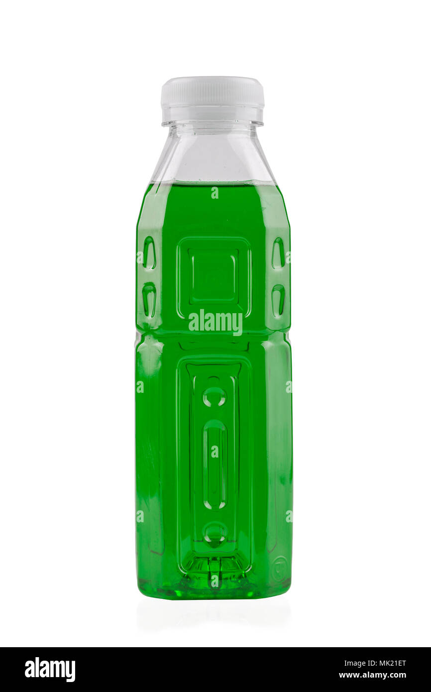 Bebidas para deportistas, energetik en una botella, la nutrición deportiva. aislado sobre fondo blanco. Archivo contiene el trazado de recorte. Foto de stock