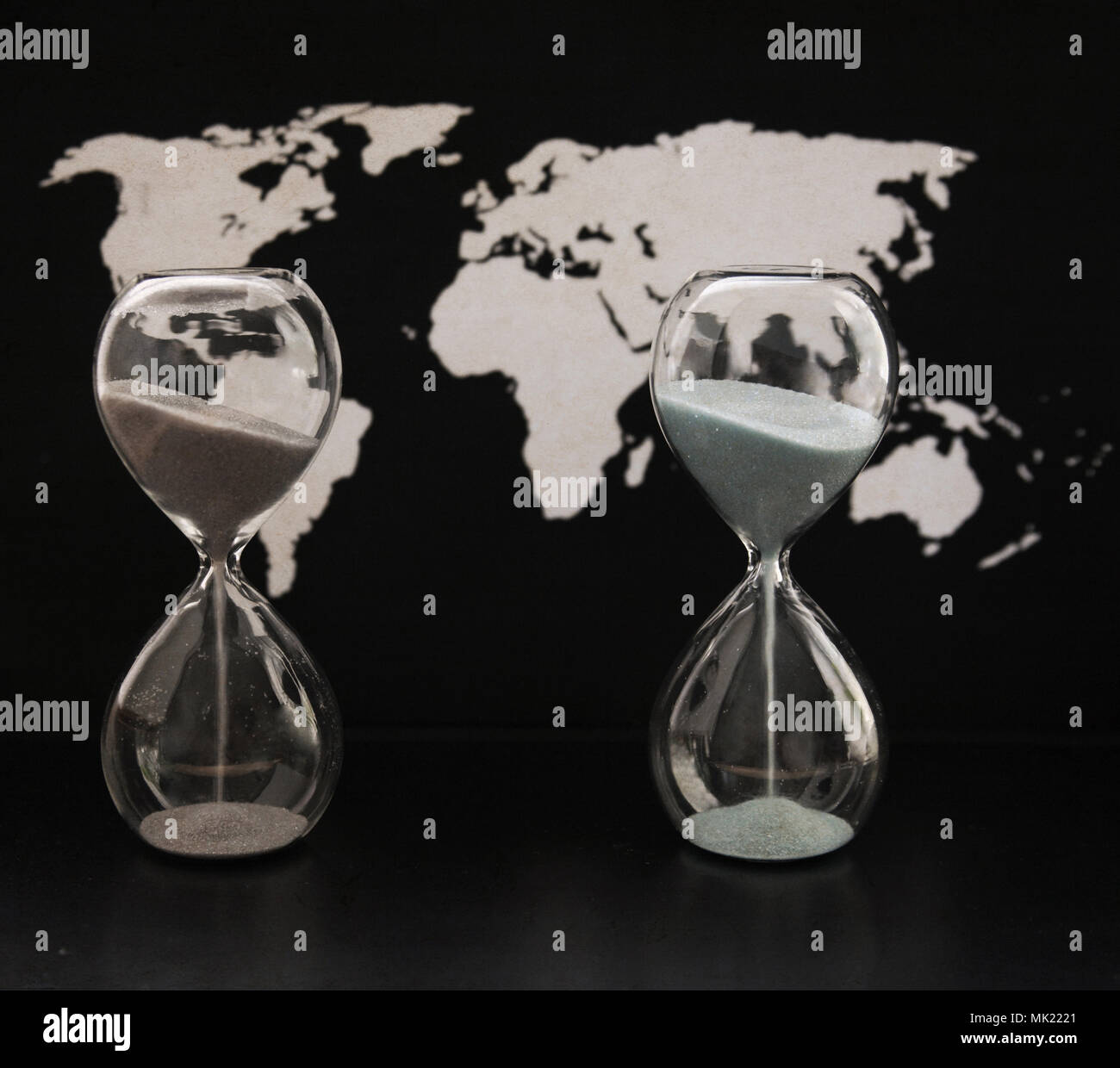 Ilustraciones de estilo retro, dos sandglasses, el mapa político mundial, el paso del tiempo Foto de stock