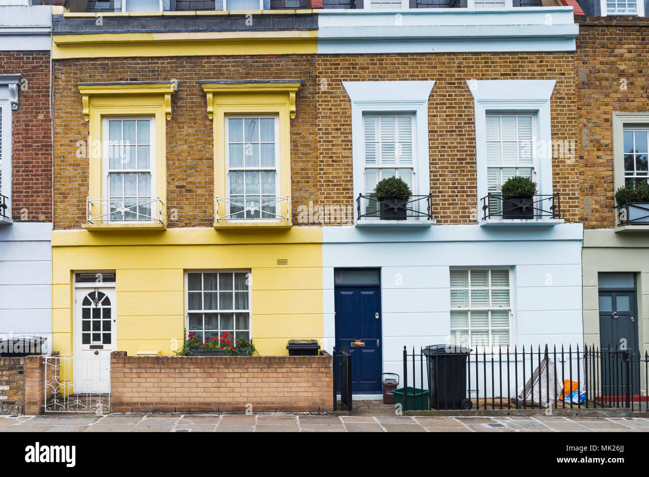 Casas típicas en inglés en la ciudad de Camden, Londres, Inglaterra, Reino  Unido, Europa Fotografía de stock - Alamy