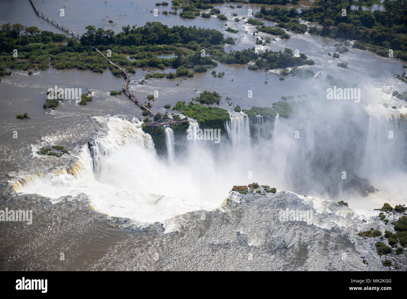 Vista aérea de las Cataratas de Iguazu o cataratas - el sistema de cascada  más grande del mundo en la frontera de Brasil una Argentina Fotografía de  stock - Alamy
