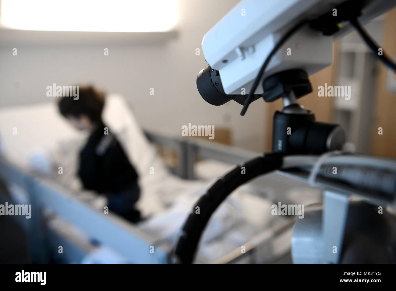 03 mayo de 2018, en Stuttgart, Alemania: una cámara de vigilancia del sueño films el paciente Nico cama de Hospital Olga. Stuttgart, tiene un laboratorio del sueño para niños desde