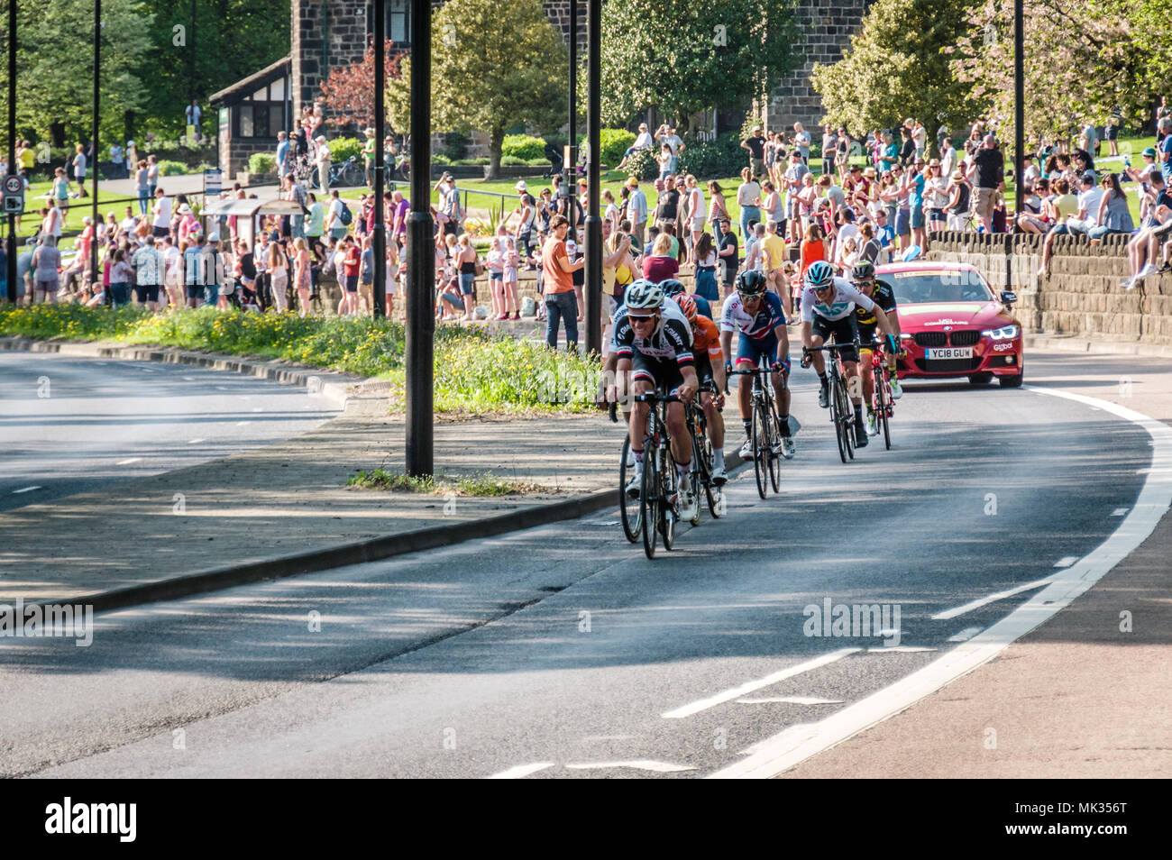 Leeds, Reino Unido - Mayo 06, 2018: Los ciclistas que participan en la etapa 4 del Tour de Yorkshire pass ovaciones de multitudes en Leeds. Crédito: colobusyeti.co.uk/Alamy Live News Foto de stock