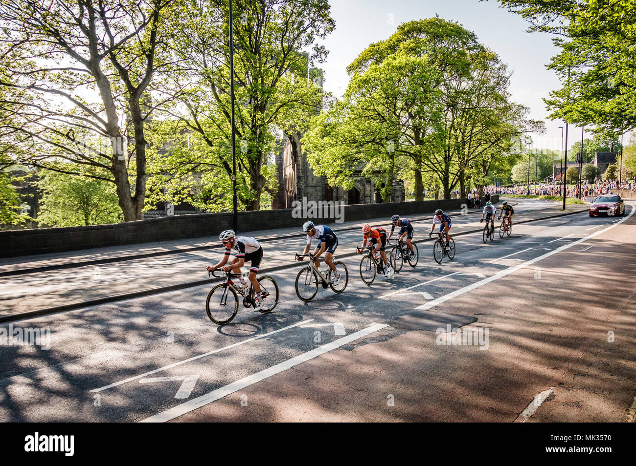 Leeds, Reino Unido - Mayo 06, 2018: Los ciclistas que participan en la etapa 4 del Tour de Yorkshire pass Kirkstall Abbey en Leeds. Crédito: colobusyeti.co.uk/Alamy Live News Foto de stock