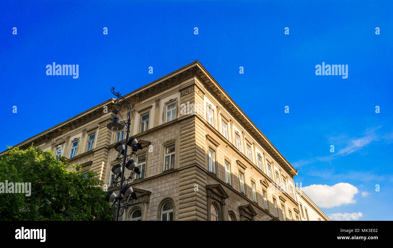 Típico edificio de Budapest en un día soleado. Foto de stock