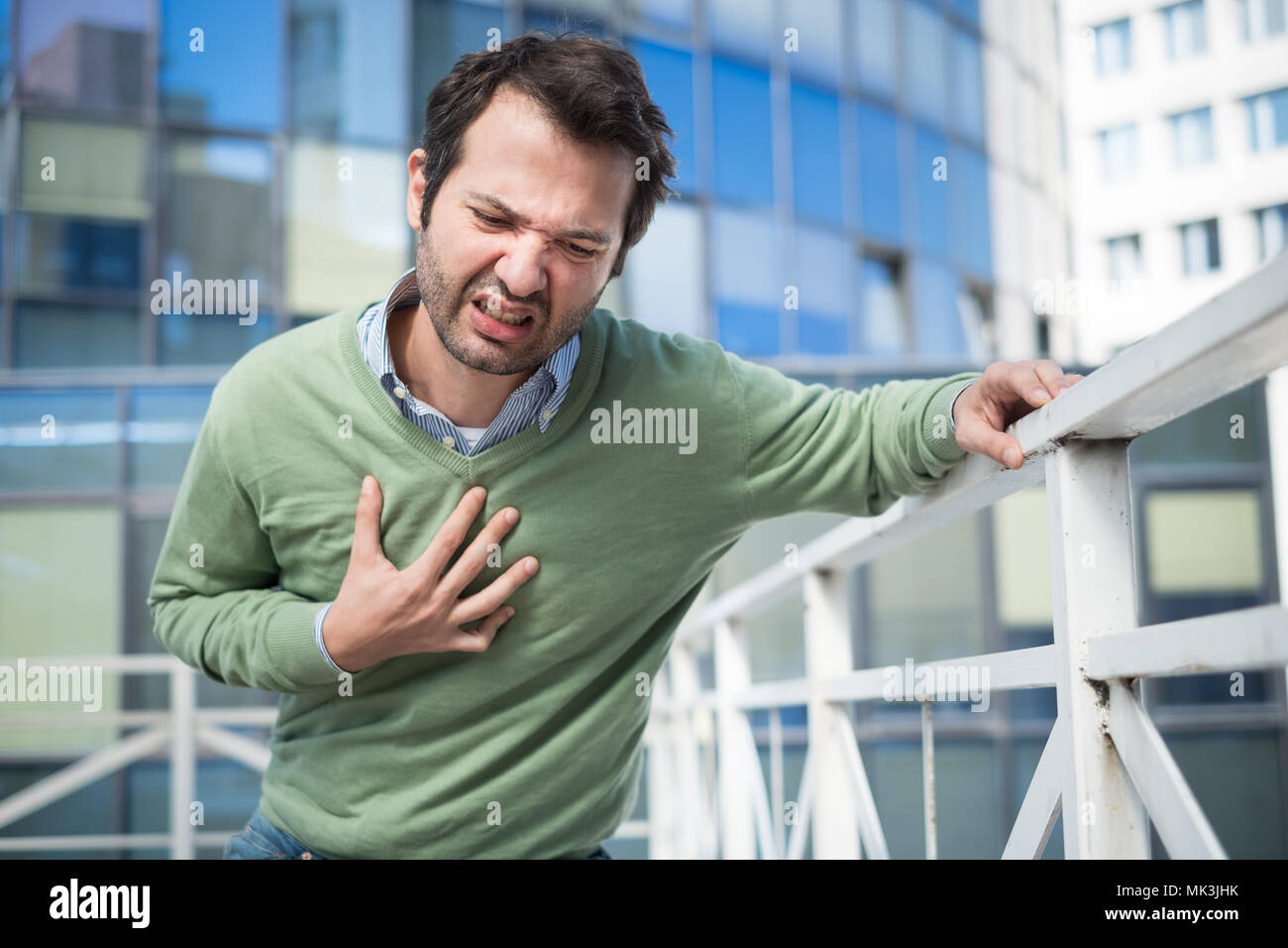 Hombre teniendo un ataque cardíaco súbito y sentirse mal Foto de stock
