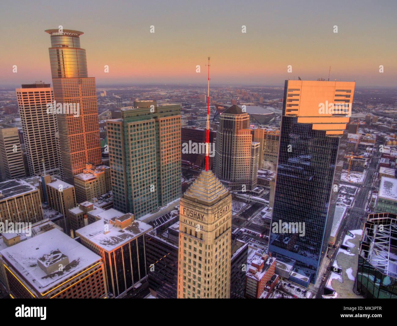 Vista aérea de Minneapolis Skyline de Drone durante el invierno Foto de stock