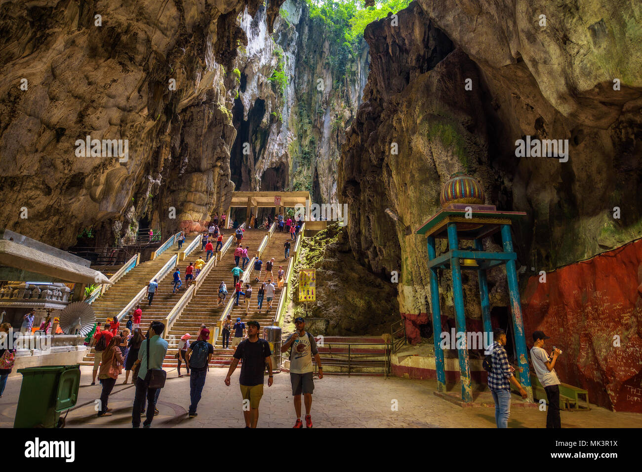 Escalera en un templo hindú en el interior de las cuevas de Batu, Malasia Foto de stock