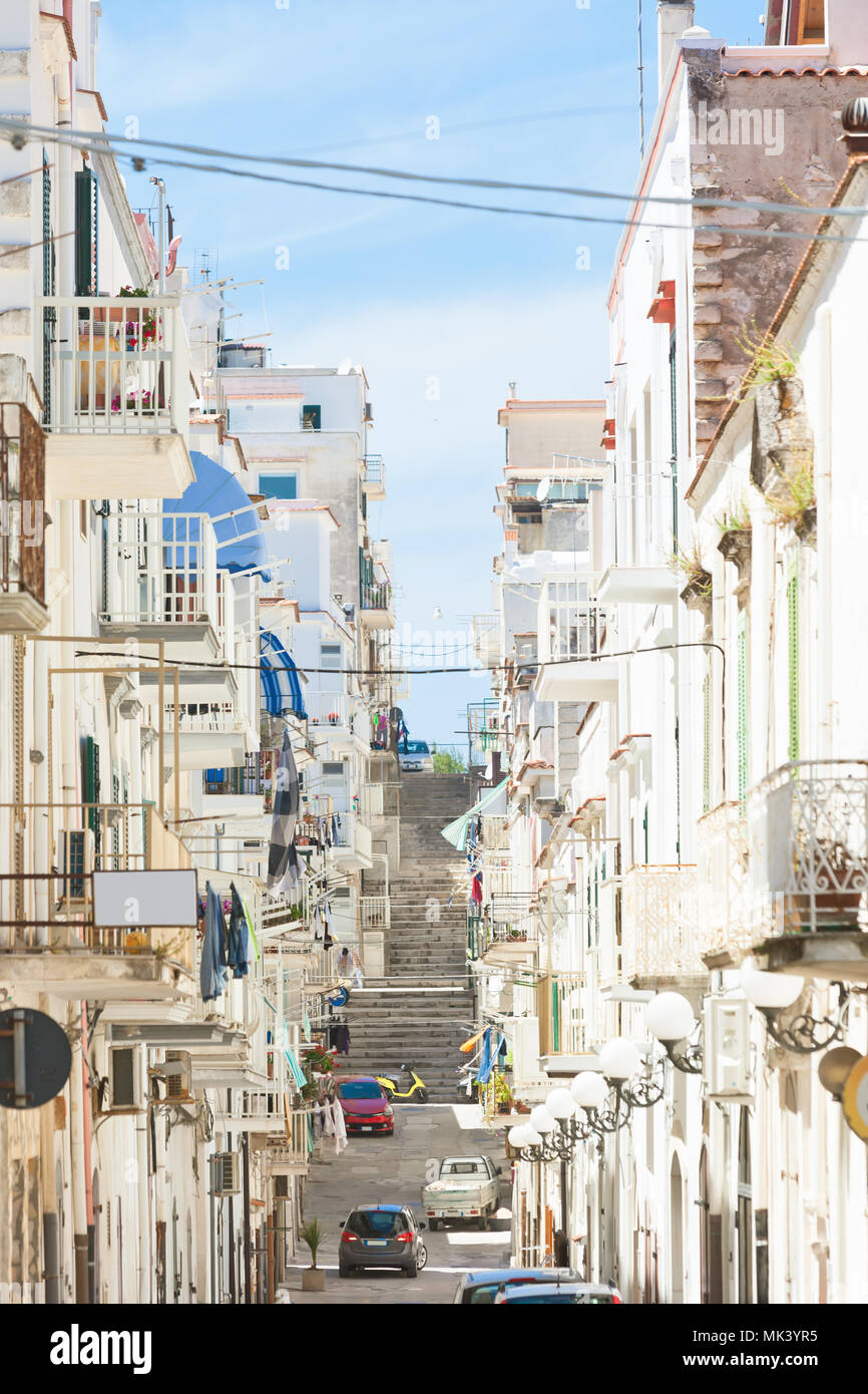 Vieste, Puglia, Italia - balcones y fachadas de la ciudad vieja Foto de stock