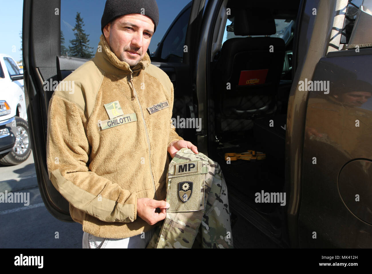 El empresario William "Willie" Ghilotti muestra un uniforme del