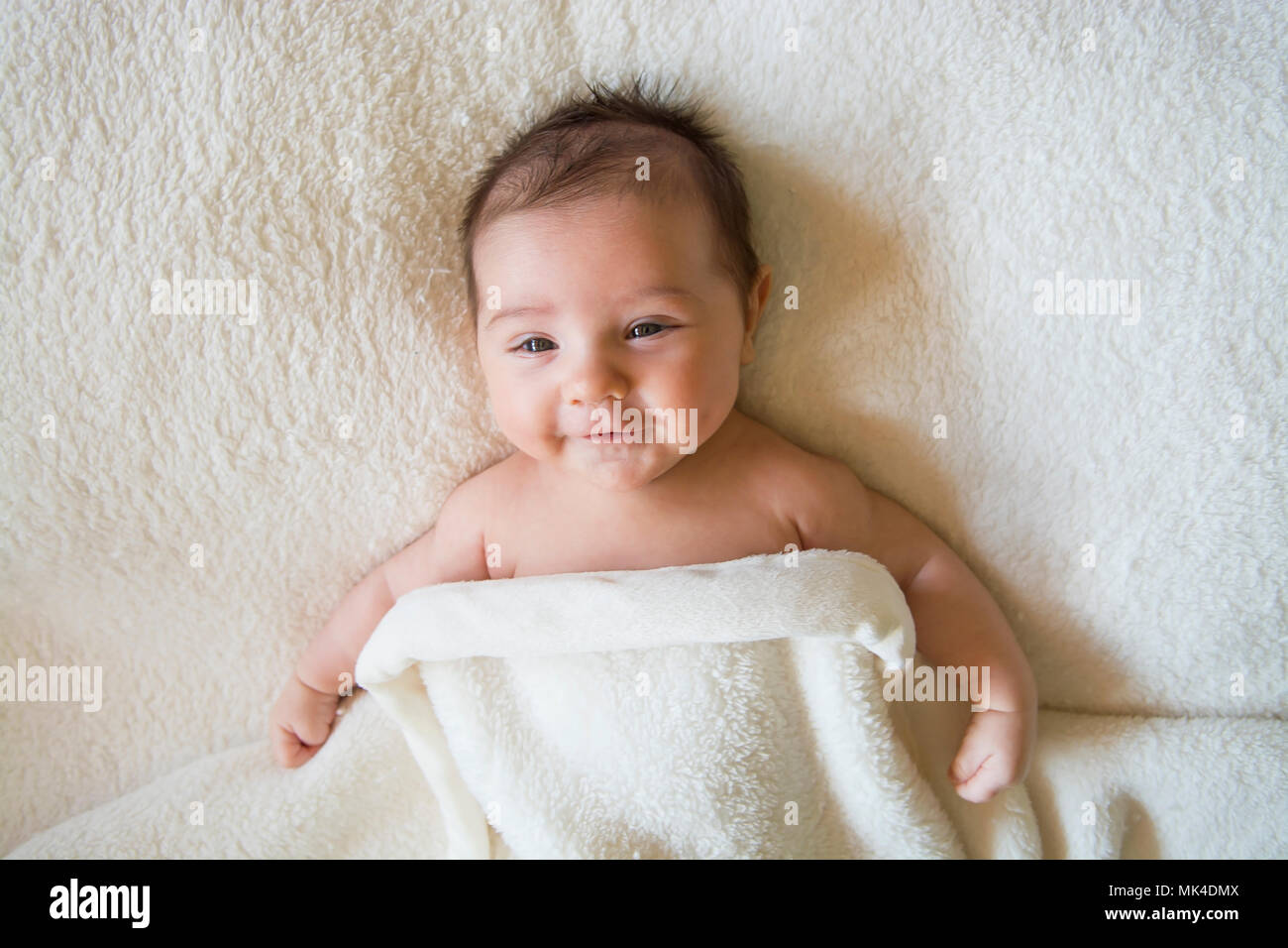 Baby Boy sonriendo mirando a la cámara Foto de stock