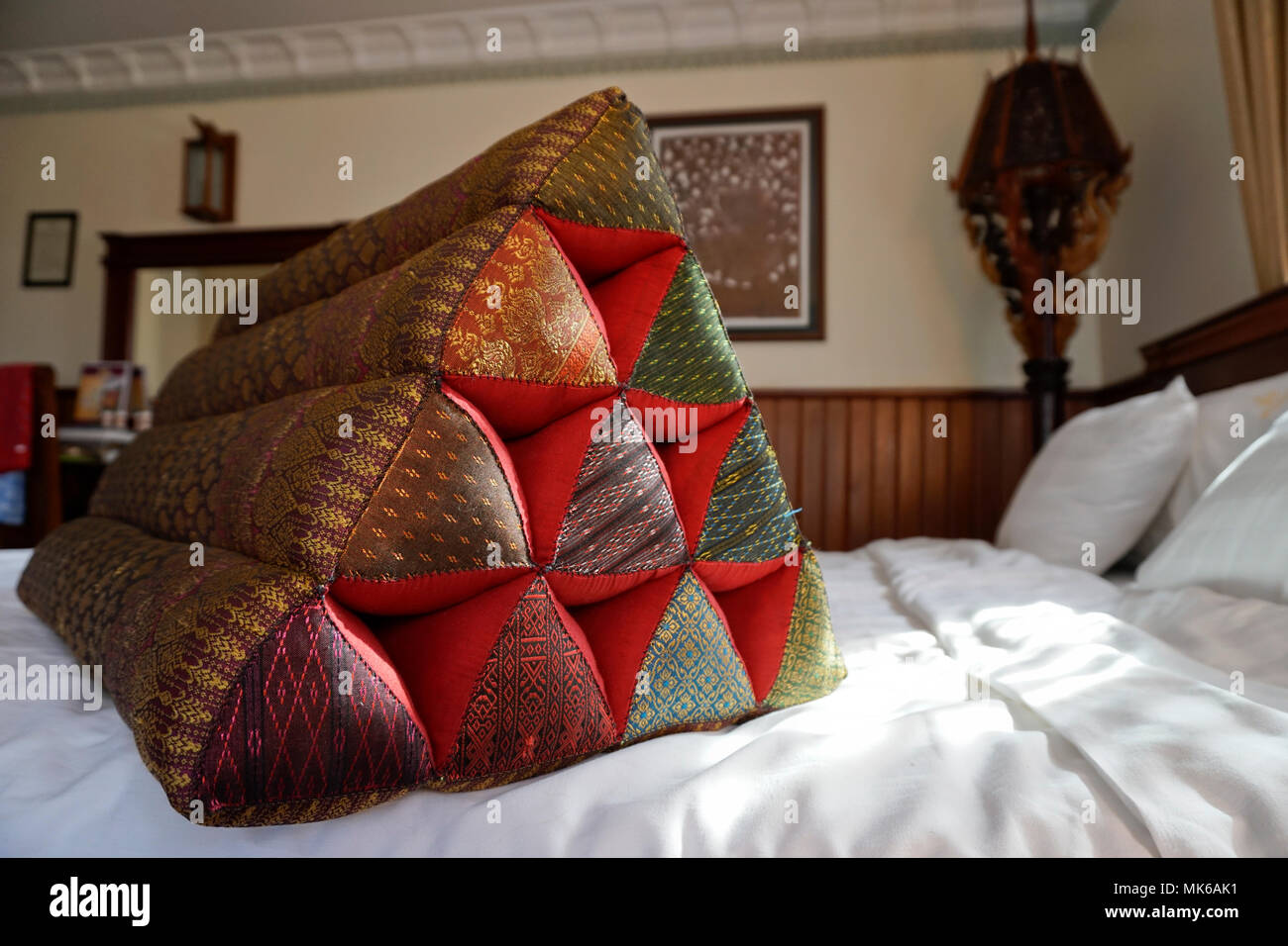 Almohada tradicional sobre la cama. Camboya Foto de stock