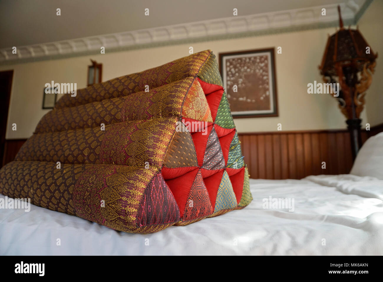 Almohada tradicional sobre la cama. Camboya Foto de stock