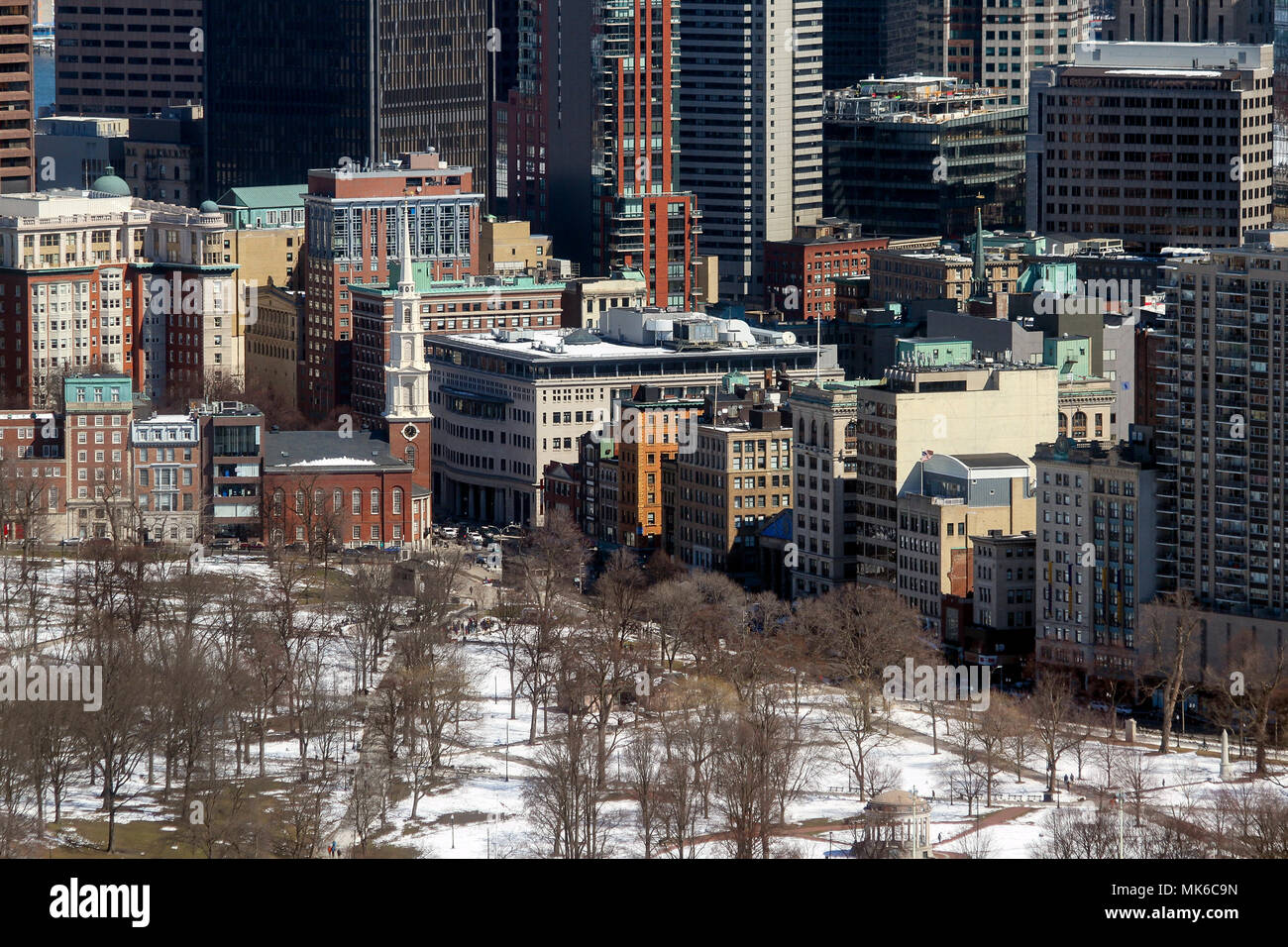 Vista invernal de una porción del Boston Common y la arquitectura circundante, Boston, Massachusetts, Estados Unidos Foto de stock