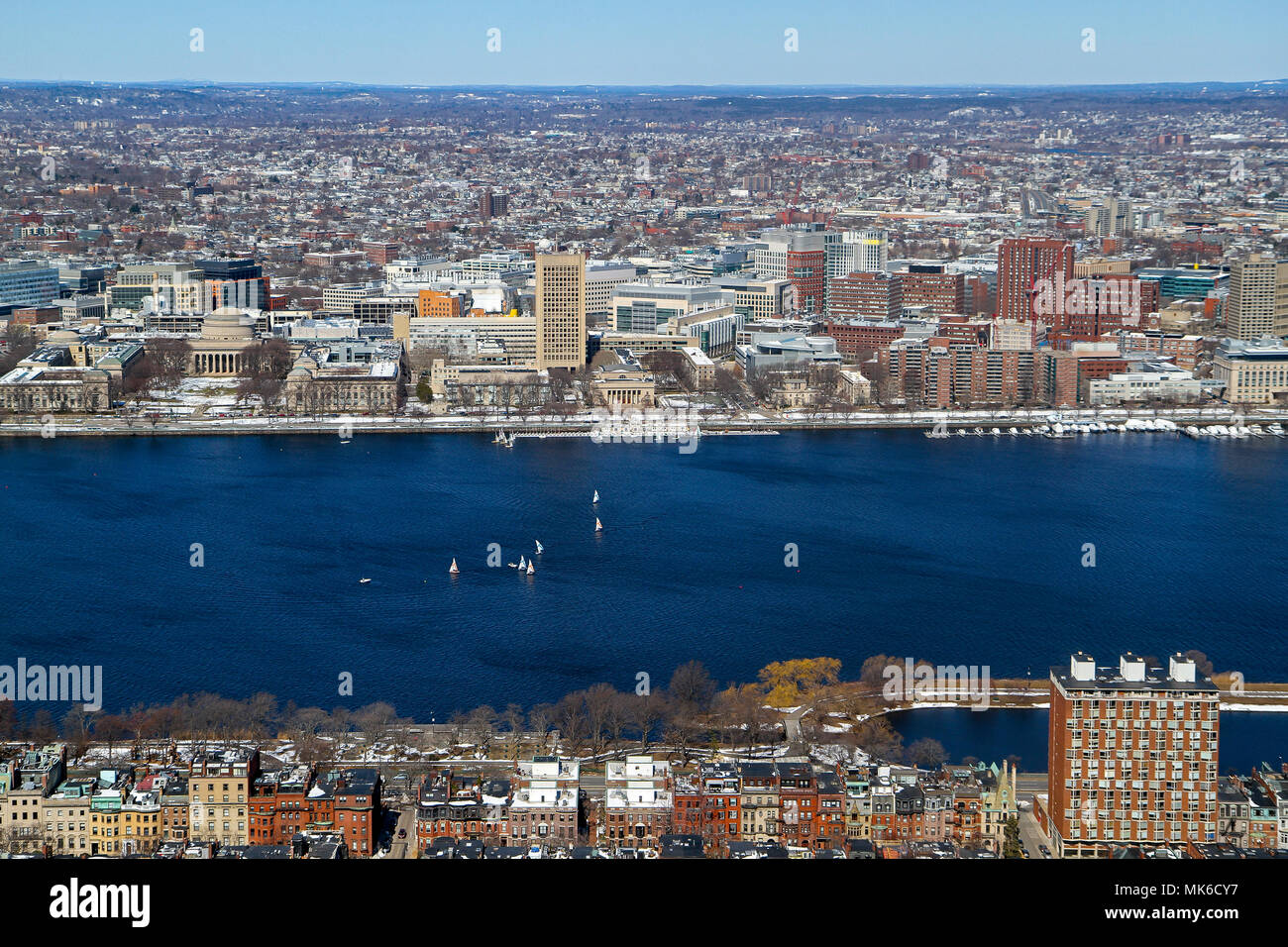 Una vista aérea de la Back Bay de Boston, cruzando el río Charles, en Cambridge, incluida la institución de Tecnología de Massachusetts (Massachusetts), U Foto de stock