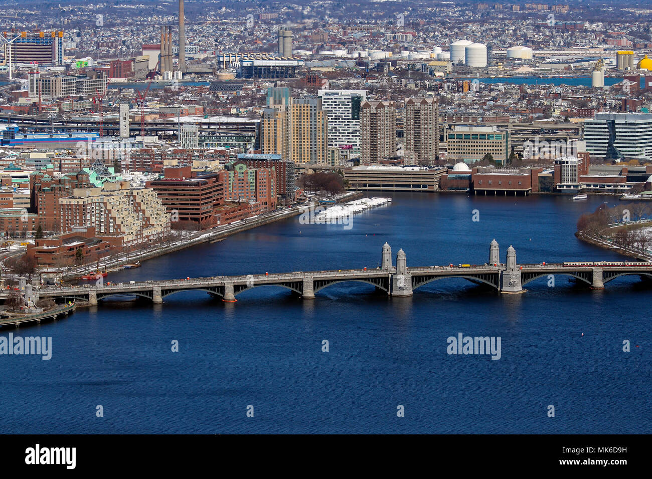 Longfellow Bridge, sobre el río Charles, uno de los nueve puentes entre Boston y Cambridge, Massachusetts, Estados Unidos Foto de stock