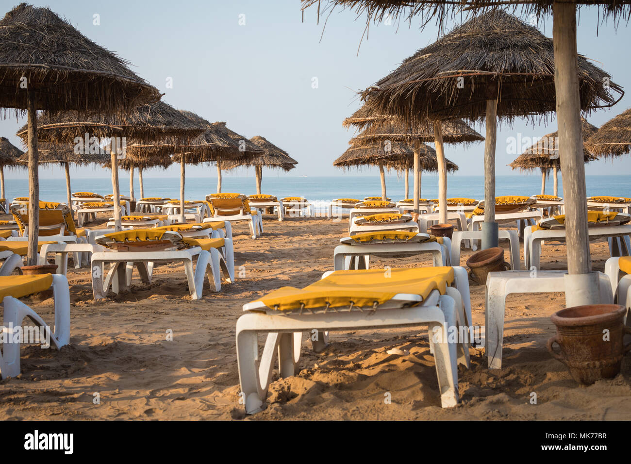 Playa tumbonas y sombrillas en la playa. La playa principal en Agadir  ciudad situada a orillas del Océano Atlántico.Marruecos Fotografía de stock  - Alamy