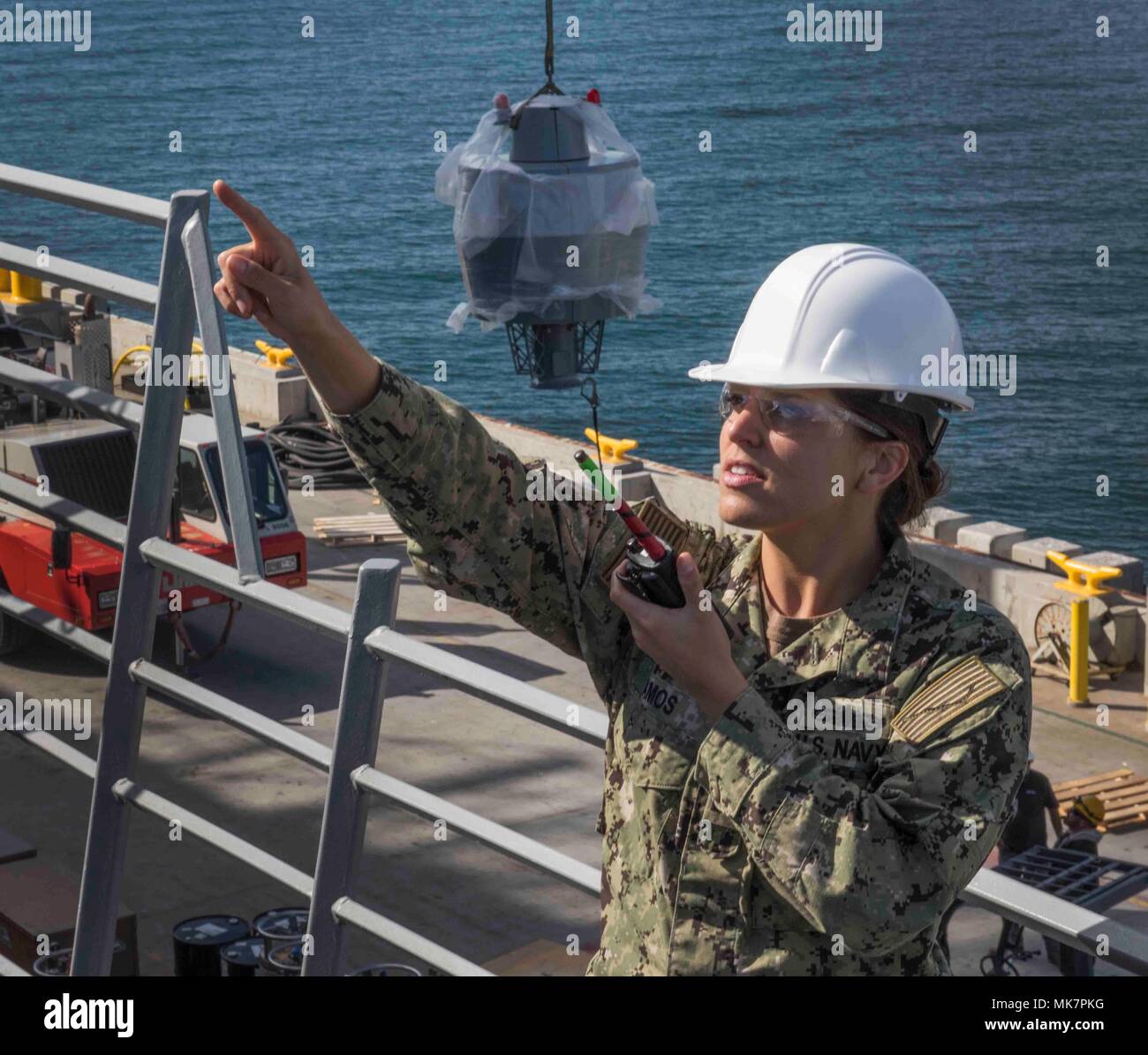 Los sistemas espaciales y la Guerra Naval del Pacífico Central Costanera la  acción oficial, el teniente Nicole Ramos, dirige la instalación de una  antena de ranura cónica en la base de transporte