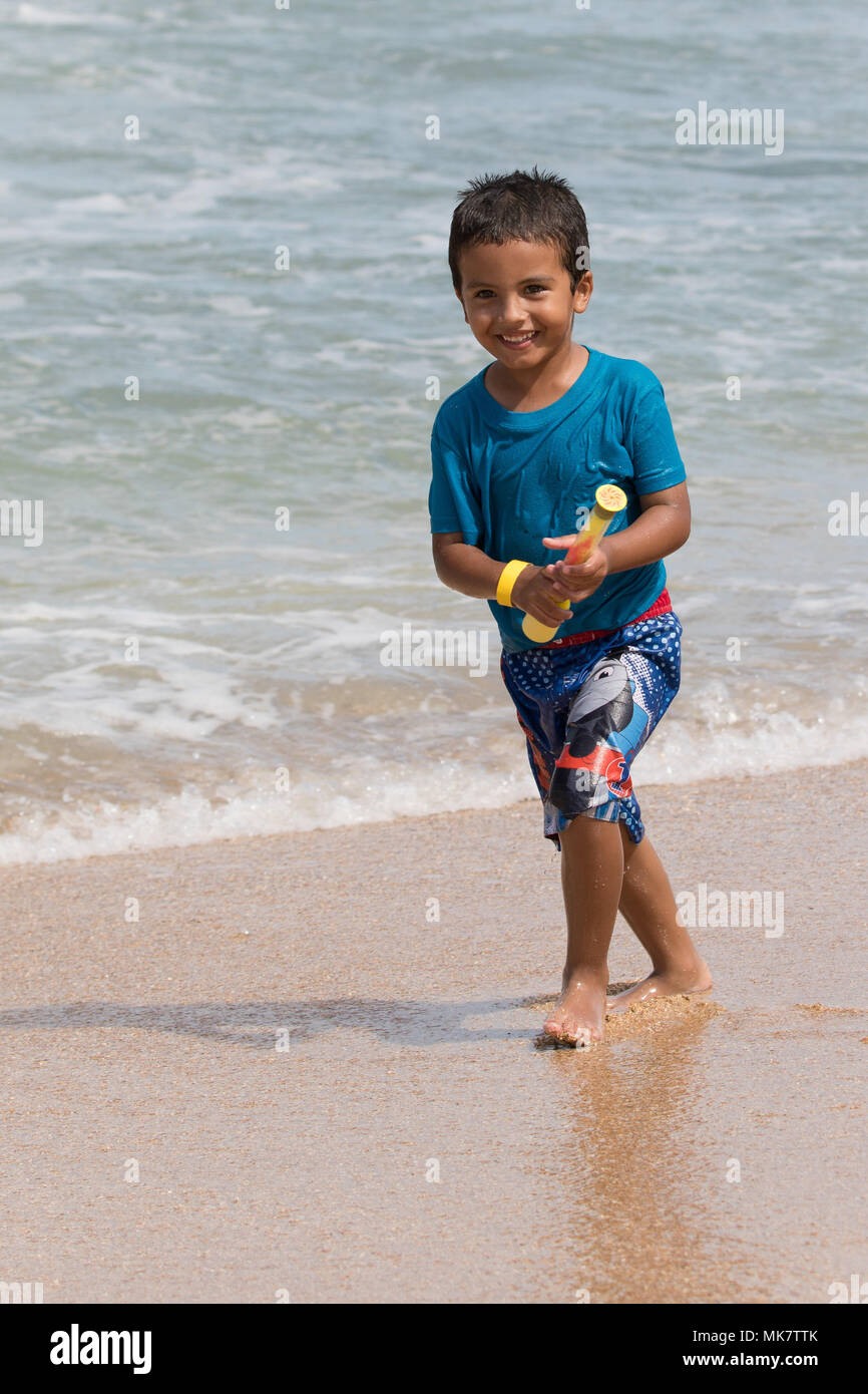 SAN JUAN, Puerto Rico - Un niño juega en el surf cerca de la beneficencia  Comprita competencia de surf en aviones, Puerto Rico, del 11 de noviembre,  2017. El concurso está organizado