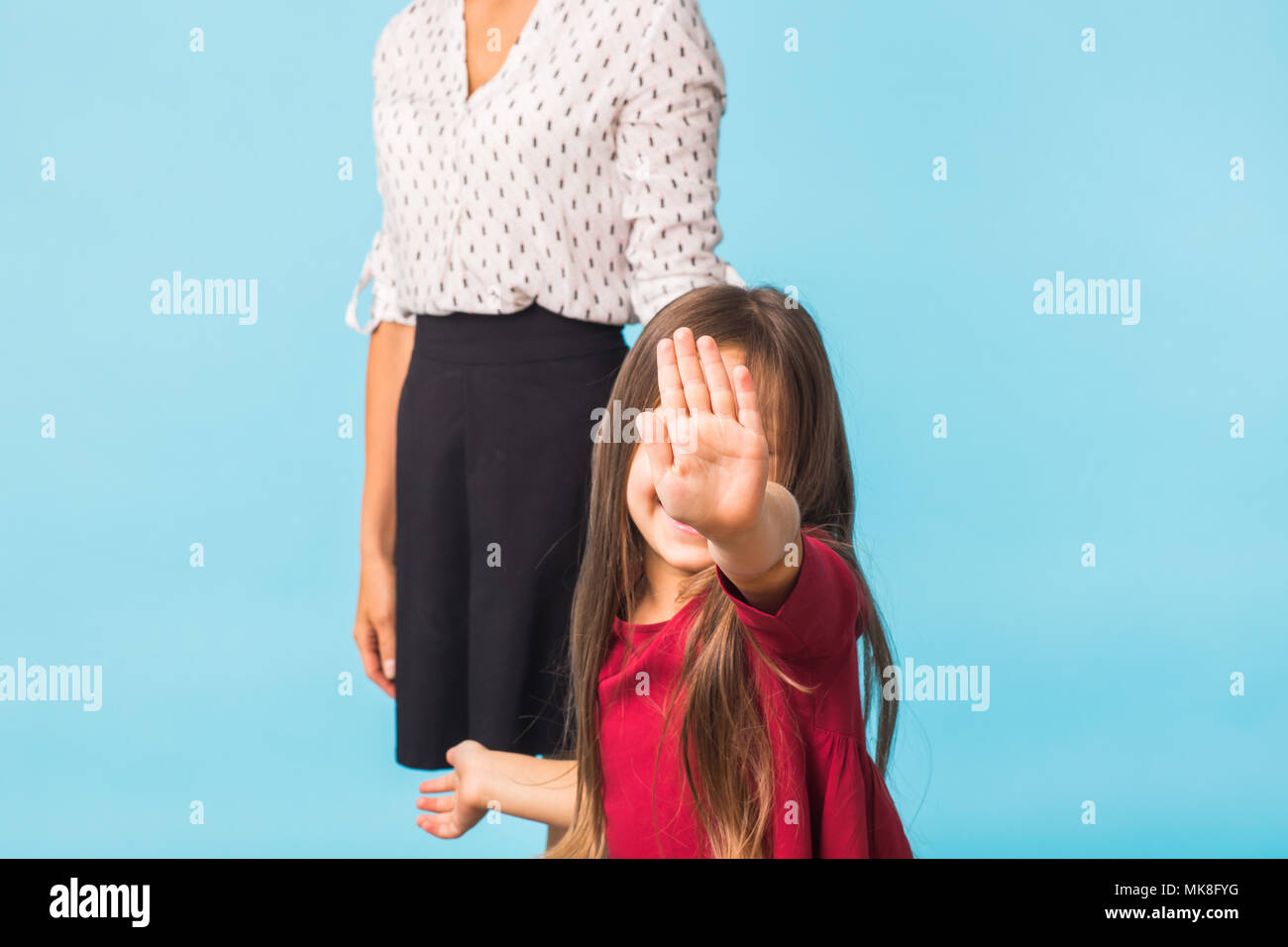 Chica mostrar mano, símbolo de stop. rostro invisible, una joven con la mano. El lenguaje corporal para decir no" es concepto. Foto de stock