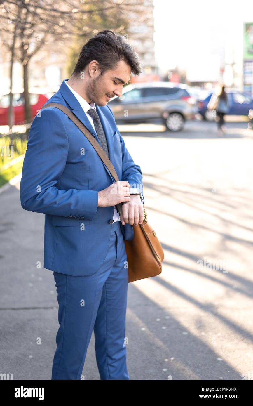 Persona con scooter eléctrico y un smartwatch en el parque y en la calle,  en un día soleado, con efecto bokeh Fotografía de stock - Alamy