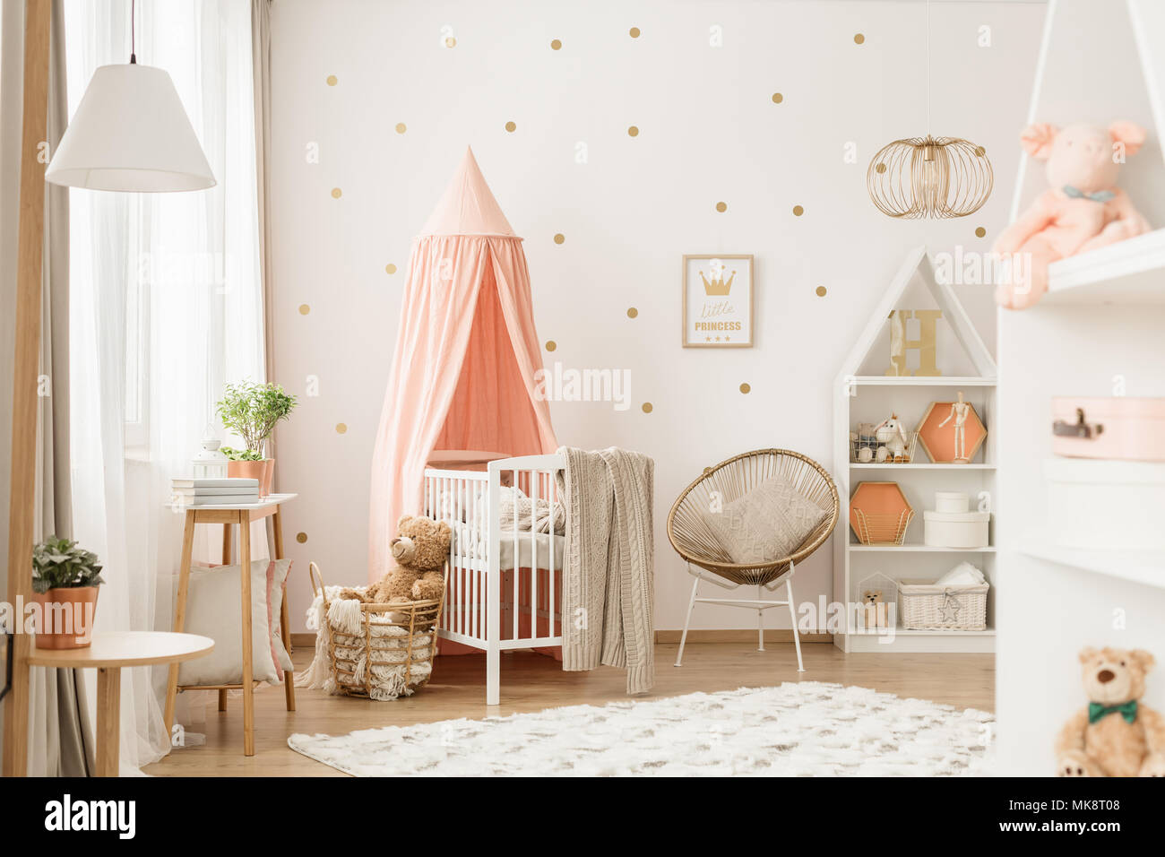  Decoración de habitación de bebé, tienda de bebé, accesorios de  fotografía, decoración de dormitorio de niños, guirnalda de cuentas de  madera (color rosa y blanco, tamaño: 31.5-39.4 in) : Hogar y