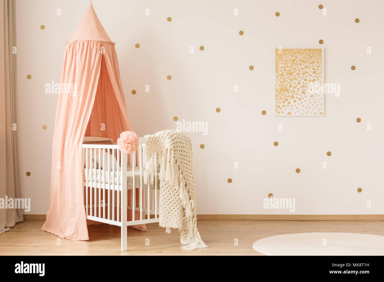 Oro simple cartel colgado en la pared blanca en el interior de la  habitación del bebé con dosel rosa sucio y cuna Fotografía de stock - Alamy