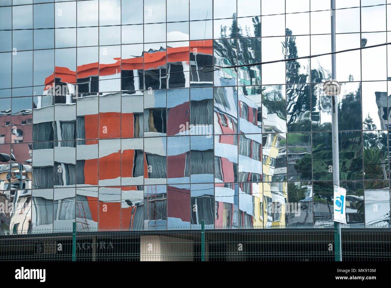 Los edificios se refleja en la fachada de cristal de la casa de la Cultura Ecuatoriana en Quito, Ecuador. Foto de stock