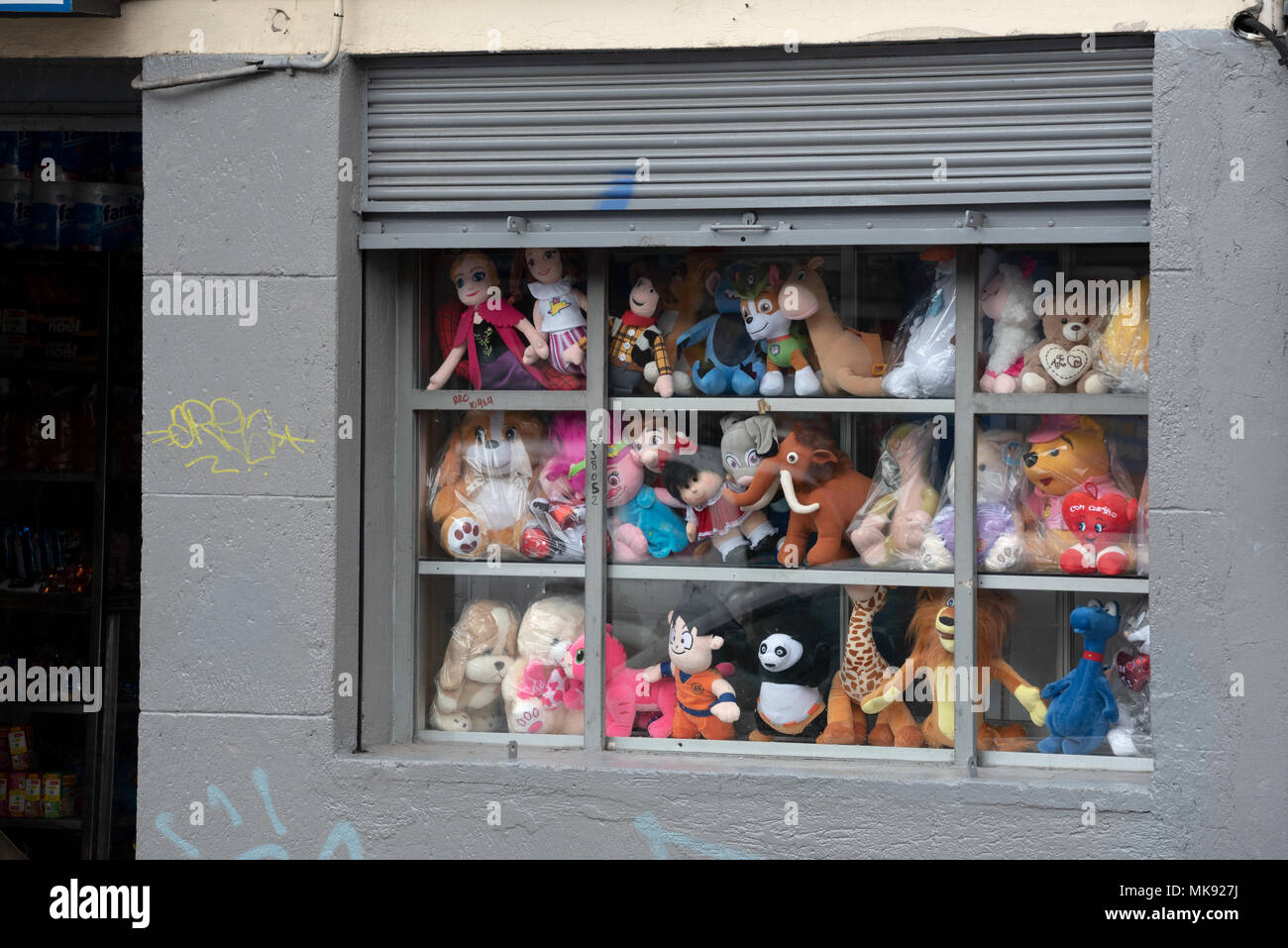 Animales de peluche en el escaparate de una tienda de juguetes, en Quito,  Ecuador Fotografía de stock - Alamy