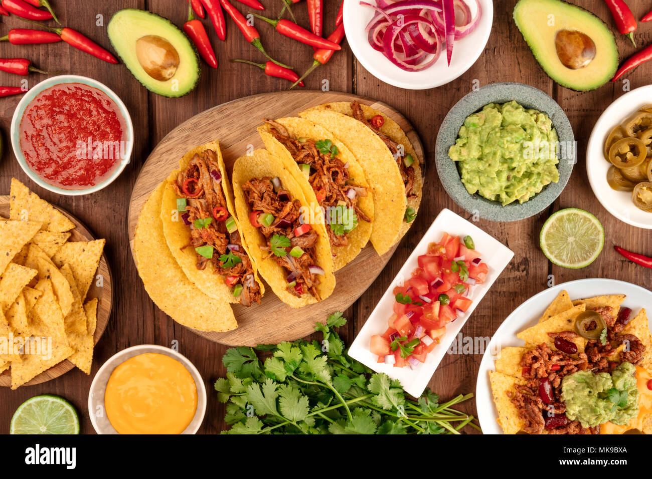 Una fotografía aérea de un ssortment de muchos mexicanos diferentes tapas,  incluyendo tacos, guacamole, pico de gallo, nachos y otros Fotografía de  stock - Alamy