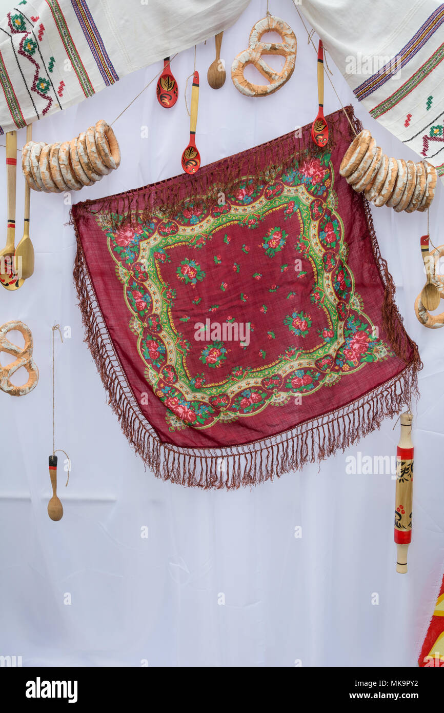 Pañuelo tradicional ruso, cucharas de madera pintada sobre un fondo blanco  Fotografía de stock - Alamy