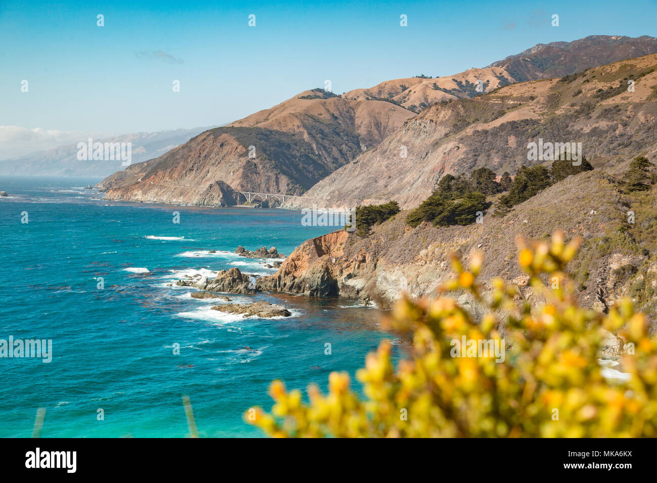 Preciosas vistas de la escarpada costa de Big Sur con Montañas Santa Lucía y Big Creek Bridge a lo largo de la famosa carretera 1 al atardecer, California, EE.UU. Foto de stock