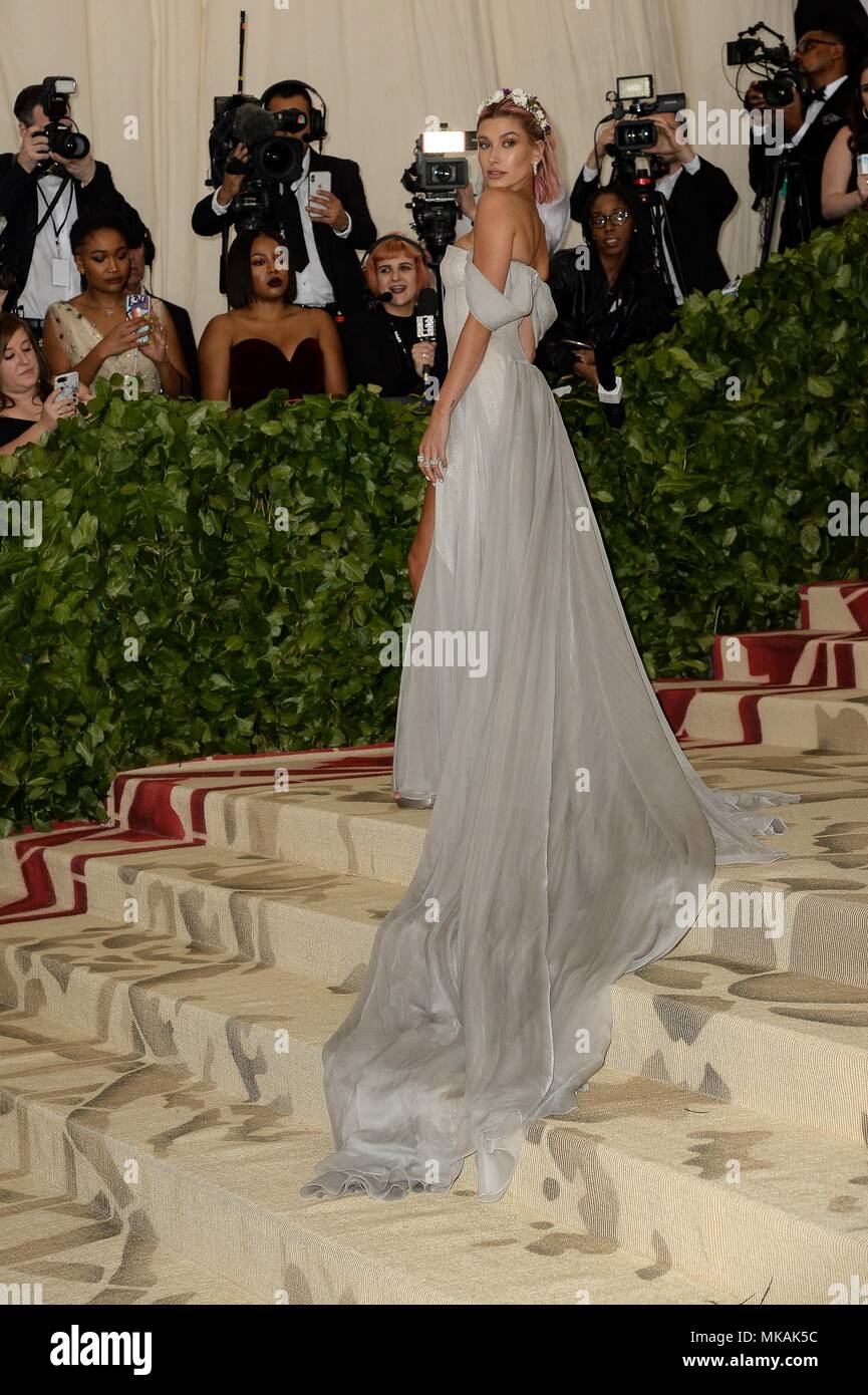 Nueva York, NY, EUA. 7 de mayo de 2018. Hailey Baldwin, de Tommy Hilfiger en la terminal de llegadas de cuerpos celestes: la moda y la imaginación Católica Met Gala anual a Nueva York, NY, EUA. 7 de mayo de 2018. Hailey Baldwin, de Tommy Hilfiger en la terminal de llegadas de cuerpos celestes: la moda y la imaginación Católica Met Gala anual a