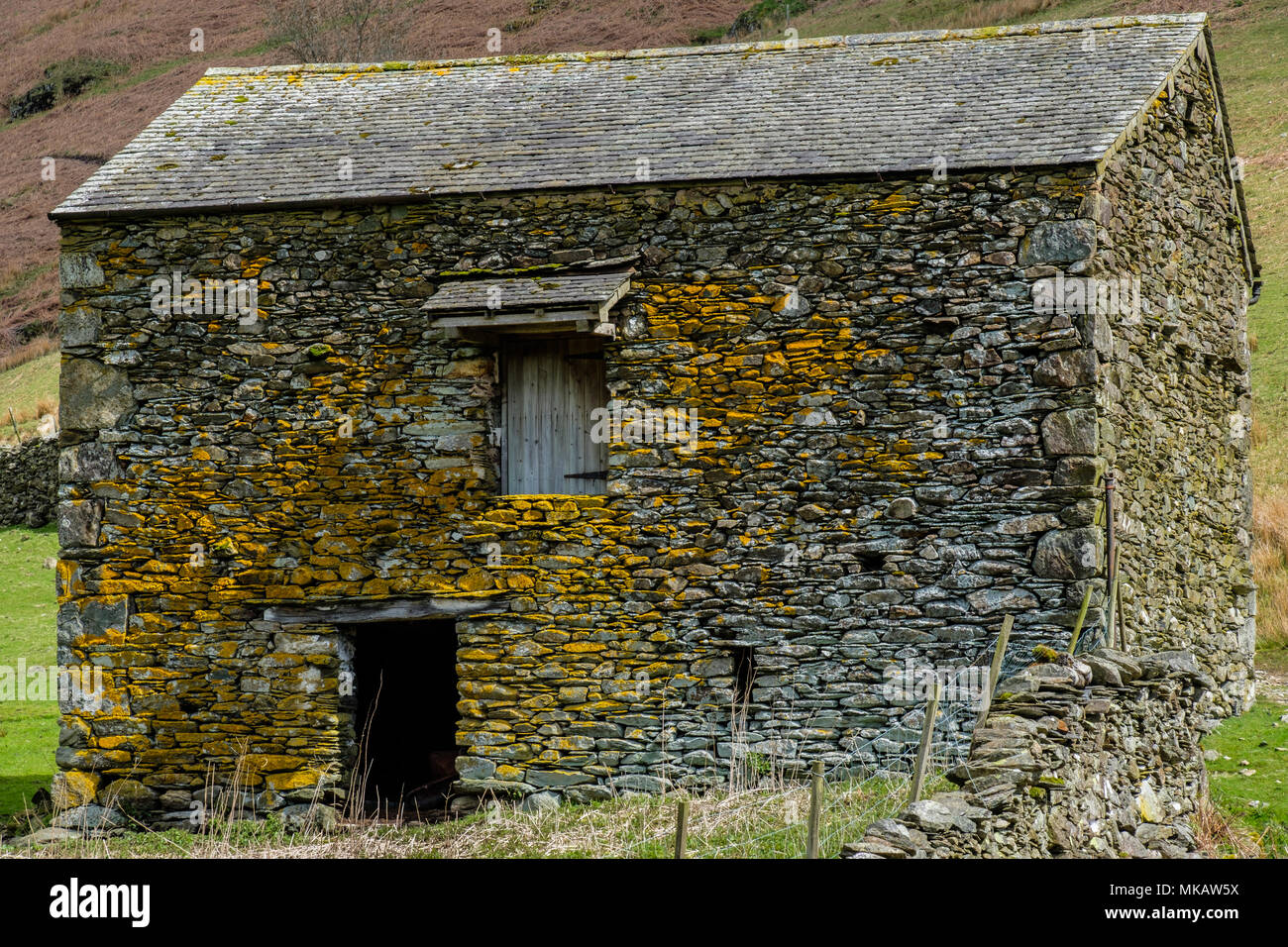 Un antiguo granero de piedra en el valle, cerca de Troutbeck, Windermere, Cumbria, Lake District Foto de stock