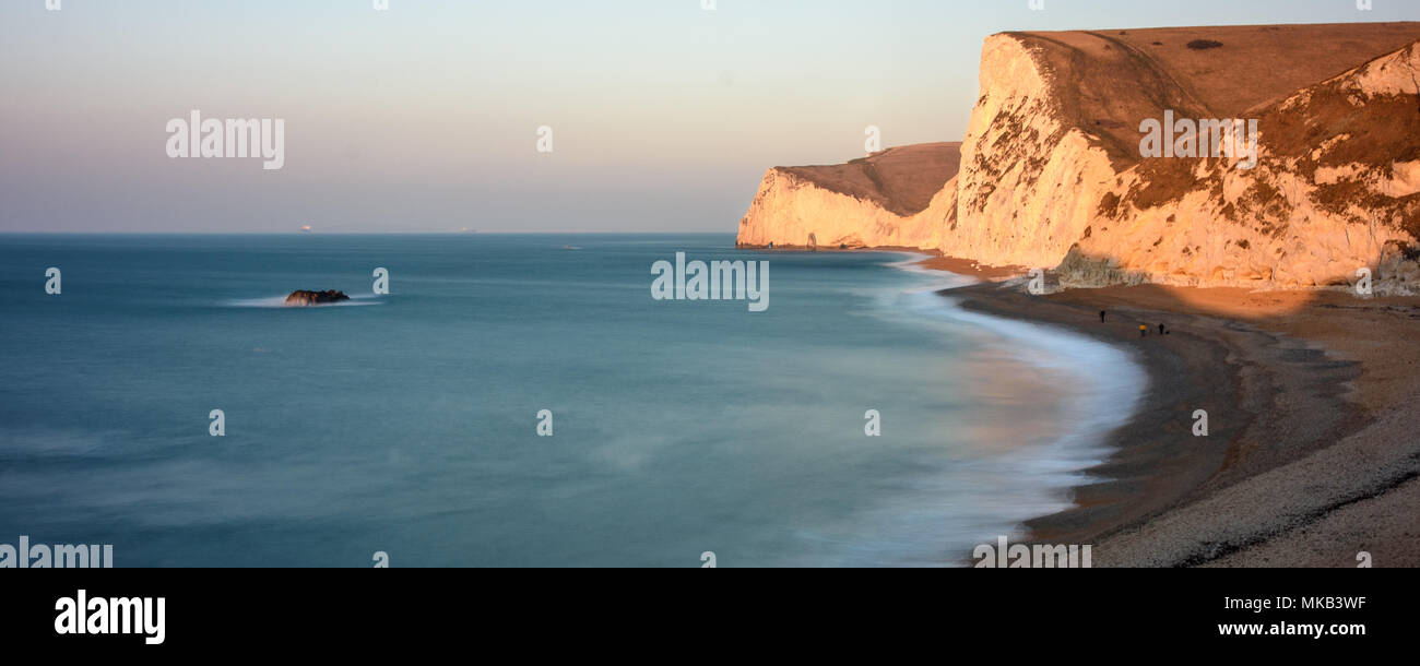Por la mañana el sol brilla sobre las rocas calcáreas de la cabeza de murciélago y cabeza Swyre cerca de la puerta de Durdle en Inglaterra de la Costa Jurásica. Foto de stock