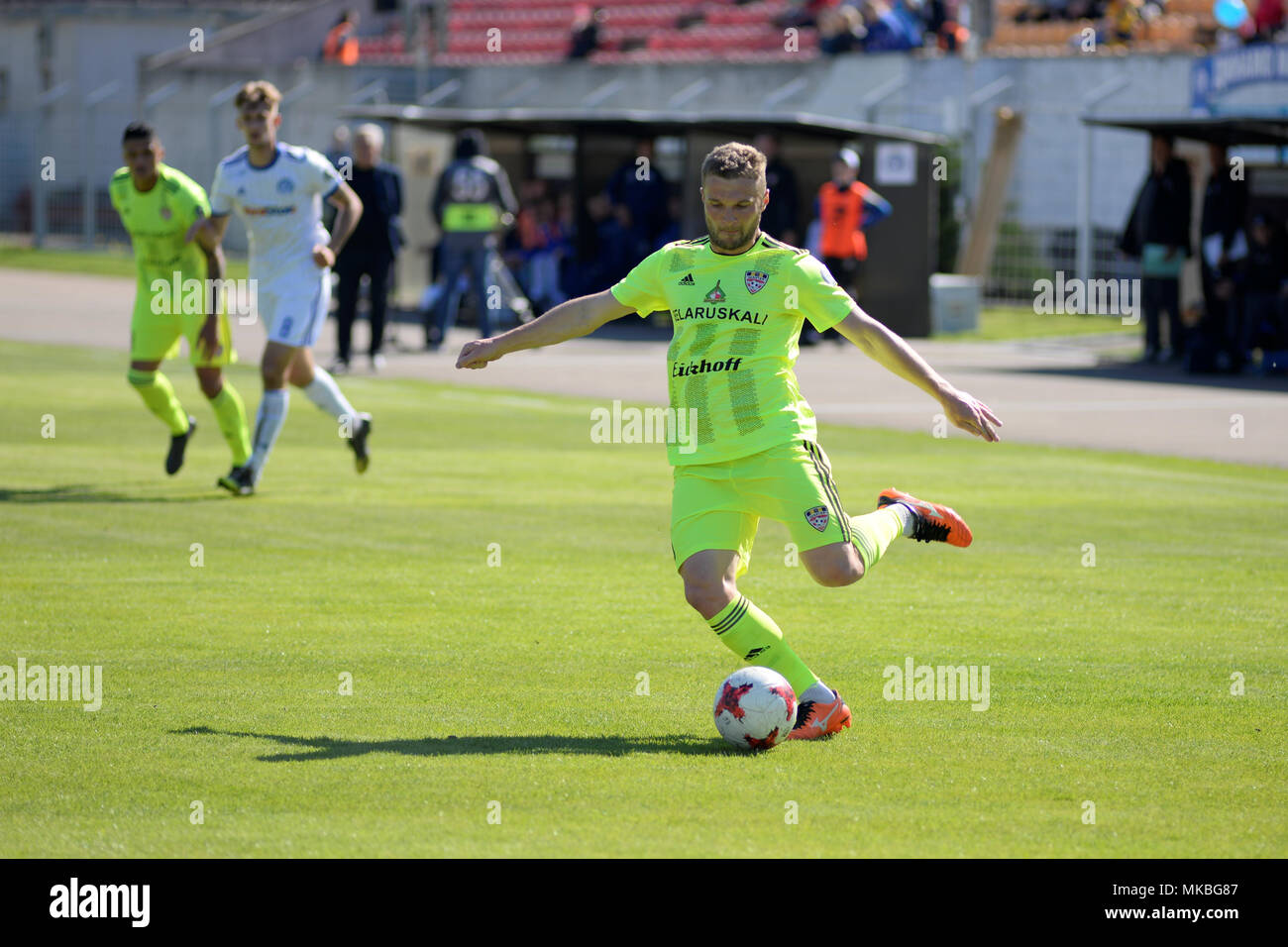 MINSK, BIELORRUSIA - Mayo 6, 2018: el futbolista Patea la bola en la Premier League de fútbol bielorruso partido entre el FC Dinamo Minsk y FC Shakhtar al Traktor Stadium Foto de stock