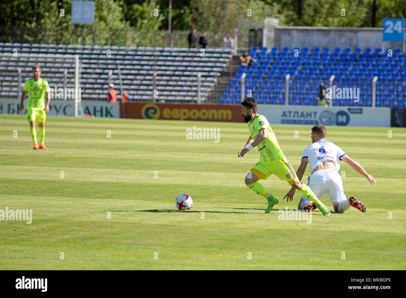 MINSK, BIELORRUSIA - Mayo 6, 2018: los jugadores de fútbol lucha por la pelota durante el partido de fútbol de la Liga Premier de Belarús entre el FC Dinamo Minsk y FC Shakhtar al Traktor Stadium. Foto de stock