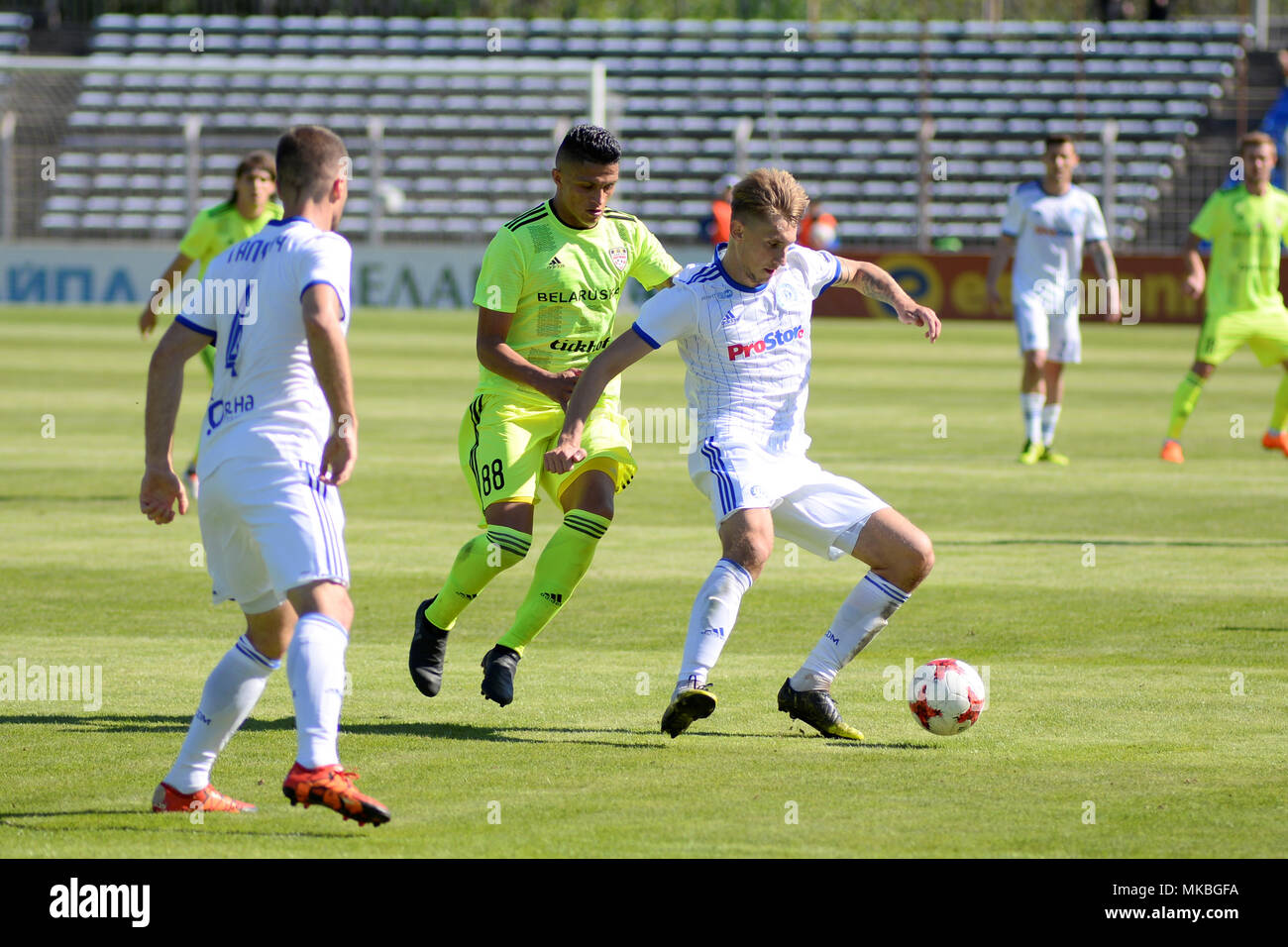 MINSK, BIELORRUSIA - Mayo 6, 2018: los jugadores de fútbol lucha por la pelota durante el partido de fútbol de la Liga Premier de Belarús entre el FC Dinamo Minsk y FC Shakhtar al Traktor Stadium. Foto de stock